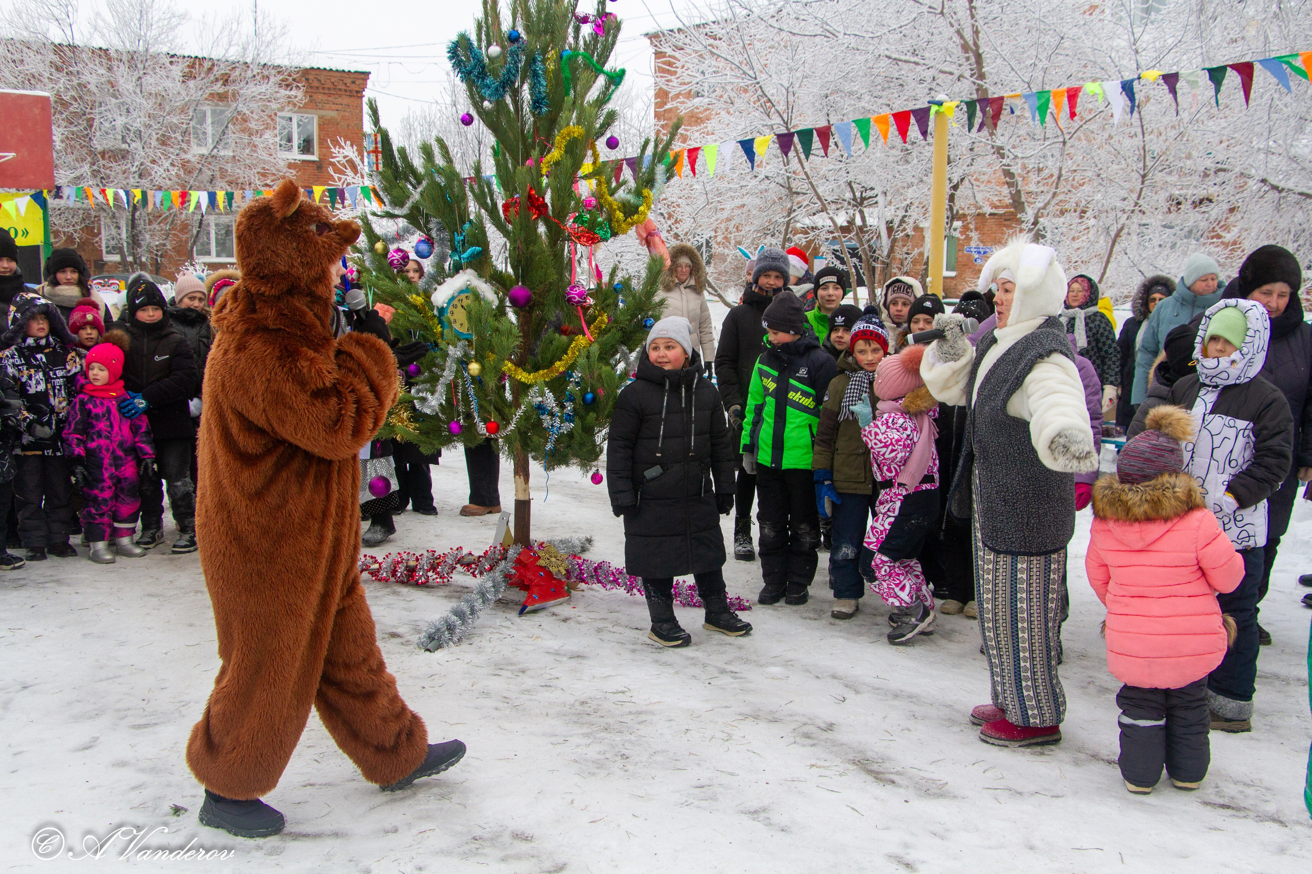 Праздник во дворе, ул. Осташковская-20. Фотограф Омск | Александр Вандеров