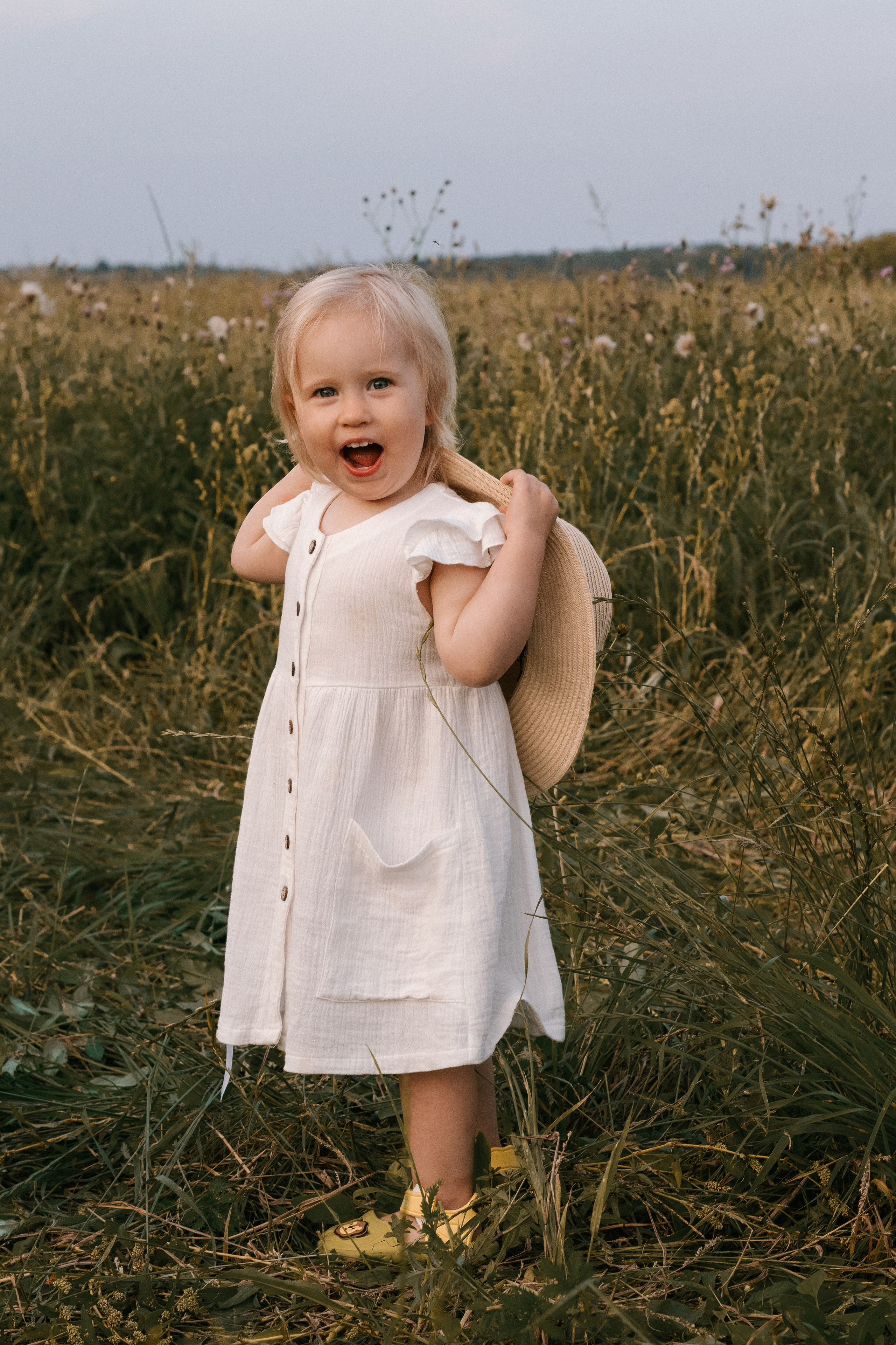 Семейная фотосессия в поле. Портретный фотограф Москва
