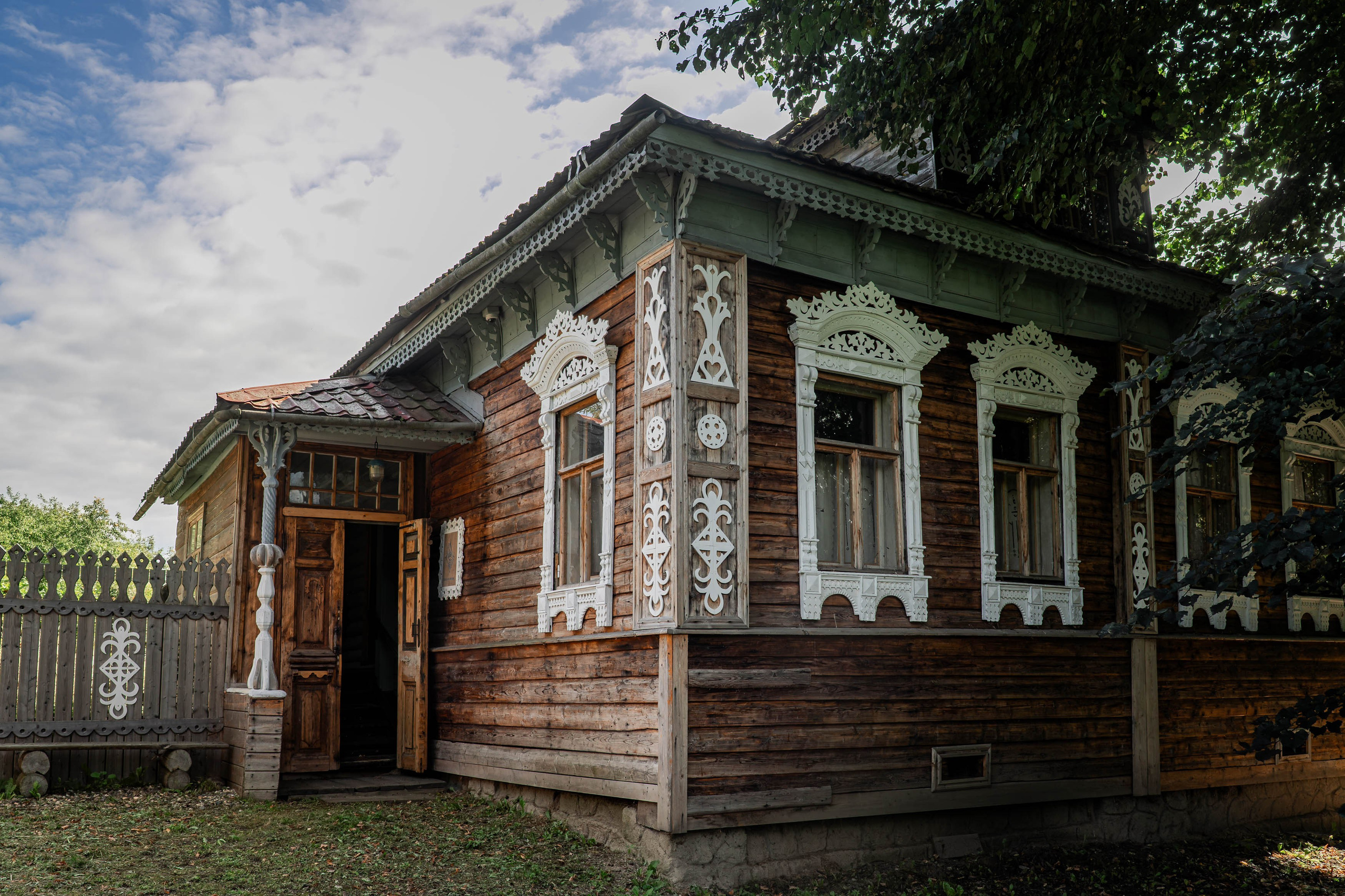 Дом в д. Ломы, музей "Большая жизнь", съёмка при утреннем свете. Архитектурная фотография, портфолио фотографа Силкина Сергея.