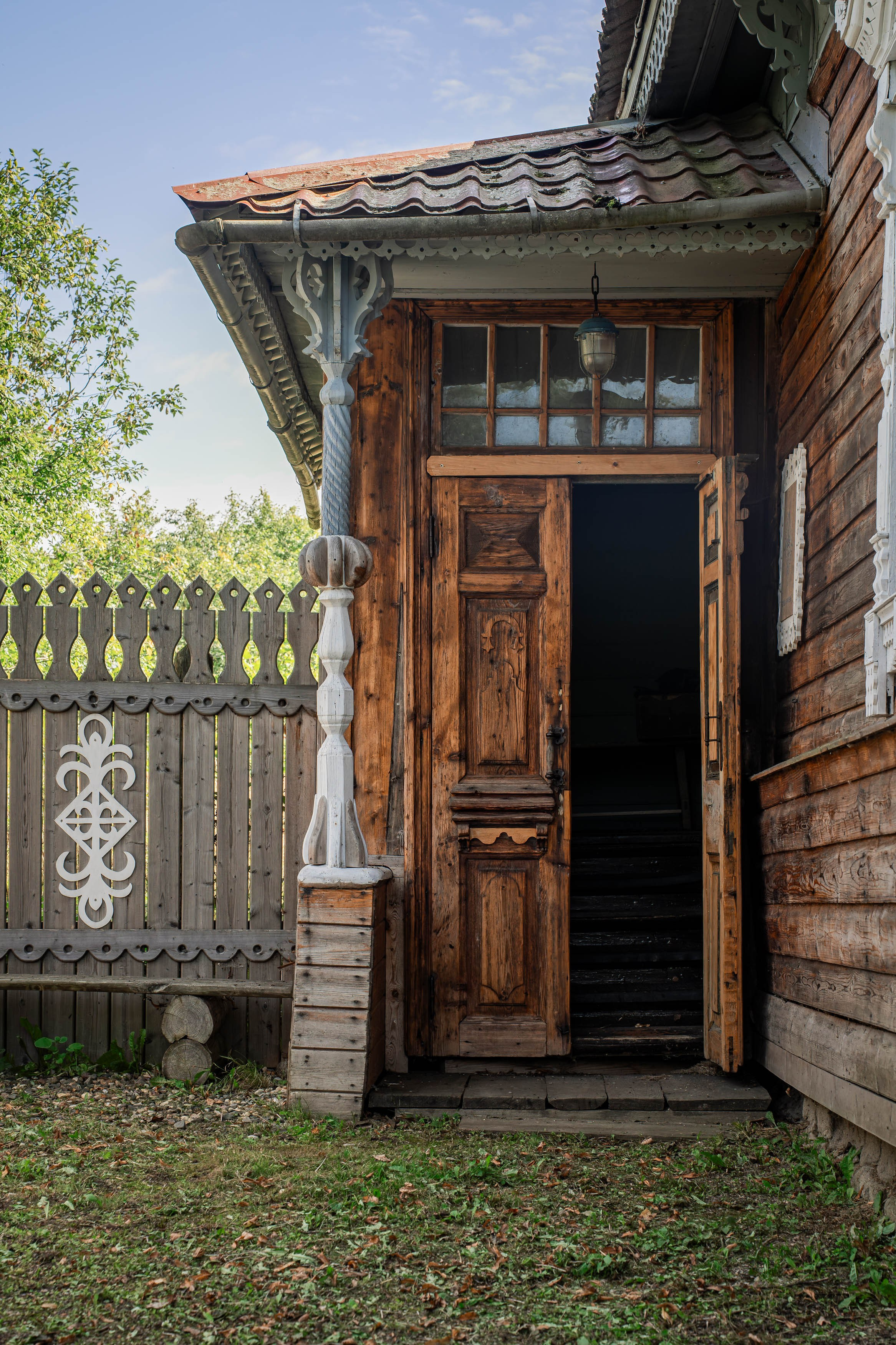 Дом в д. Ломы, музей "Большая жизнь", съёмка при утреннем свете. Архитектурная фотография, портфолио фотографа Силкина Сергея.