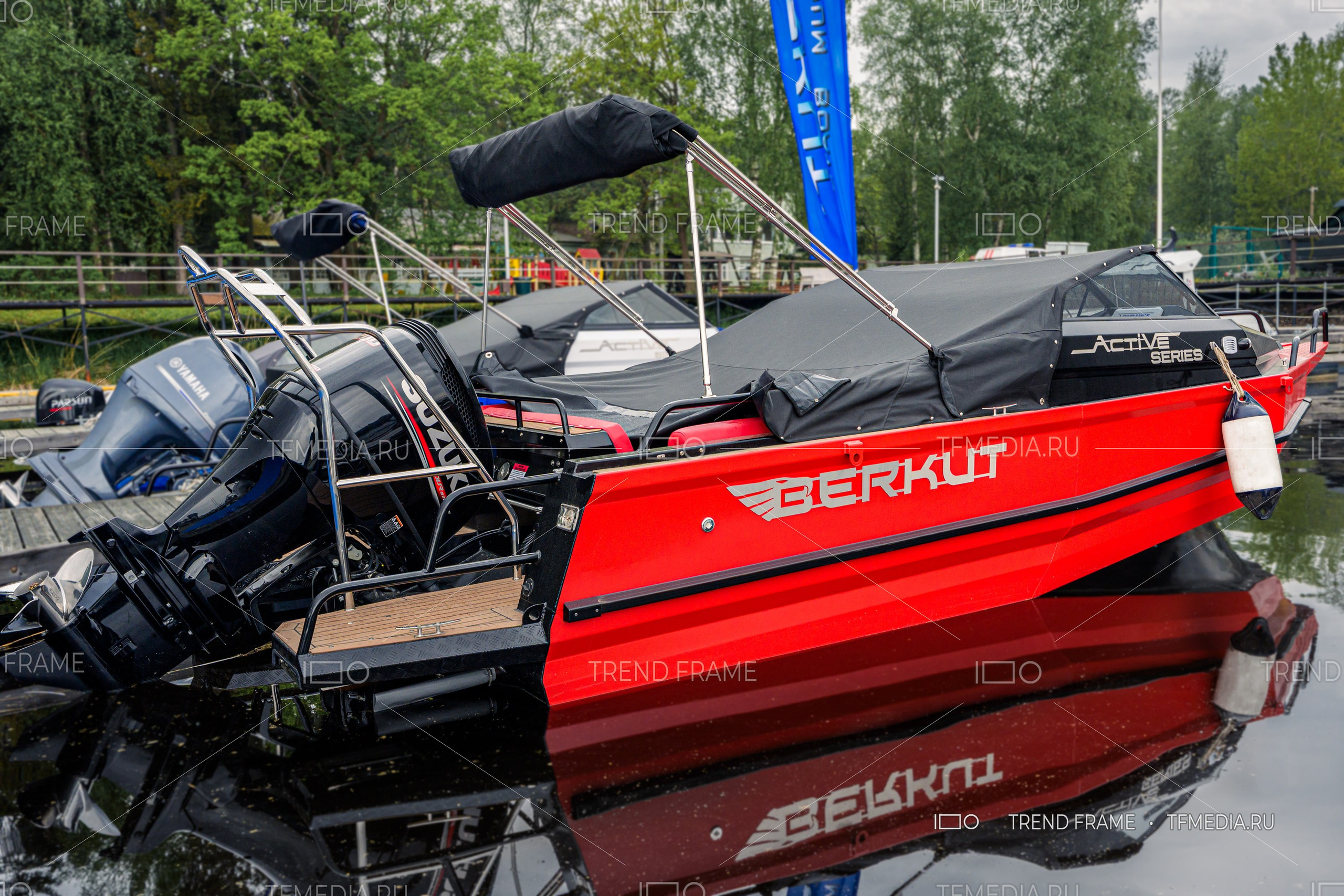 Лодка Berkut Active Series в красном цвете с мотором Suzuki 4-х тактным на выставке СПб 2025 (TrendFrame, tfmedia.ru)