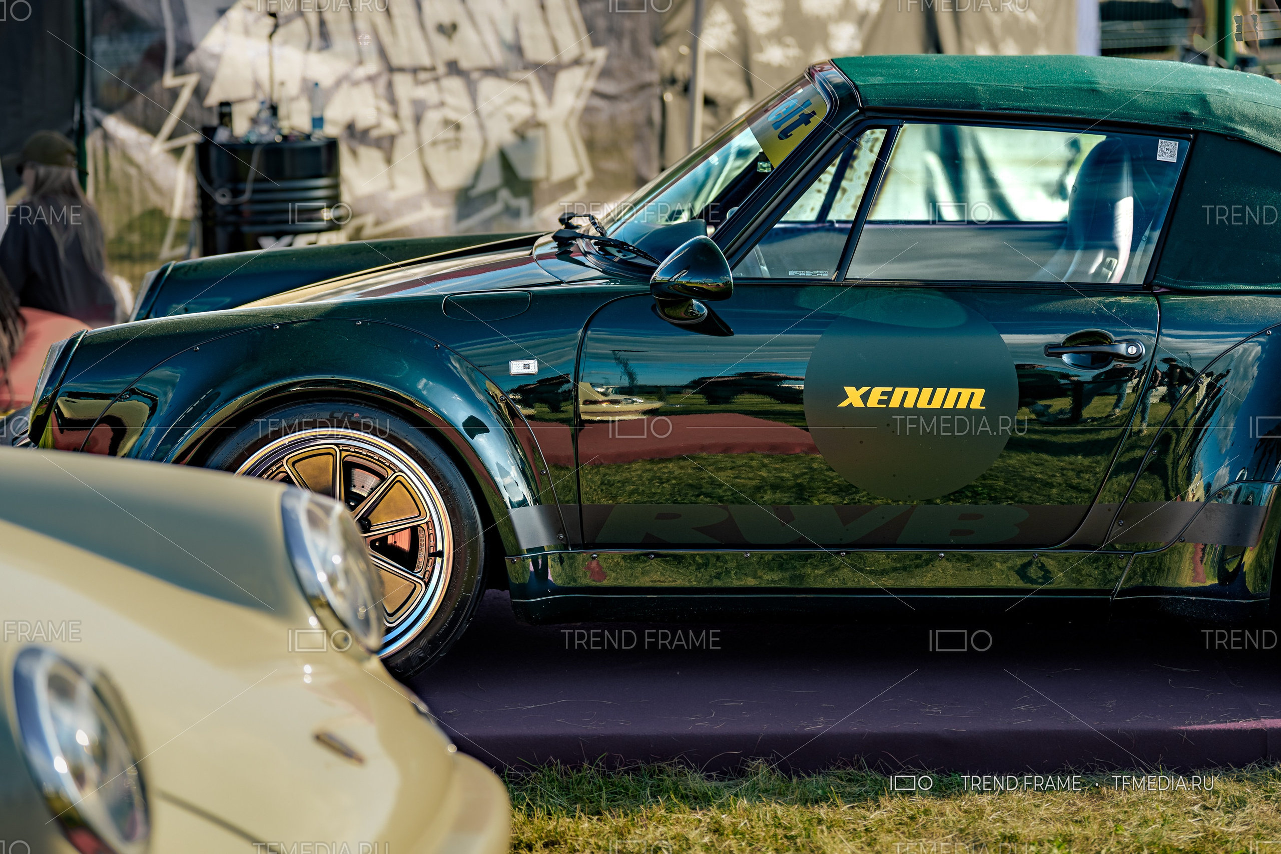 Porsche с брендингом Xenum на стенде фестиваля в Москве