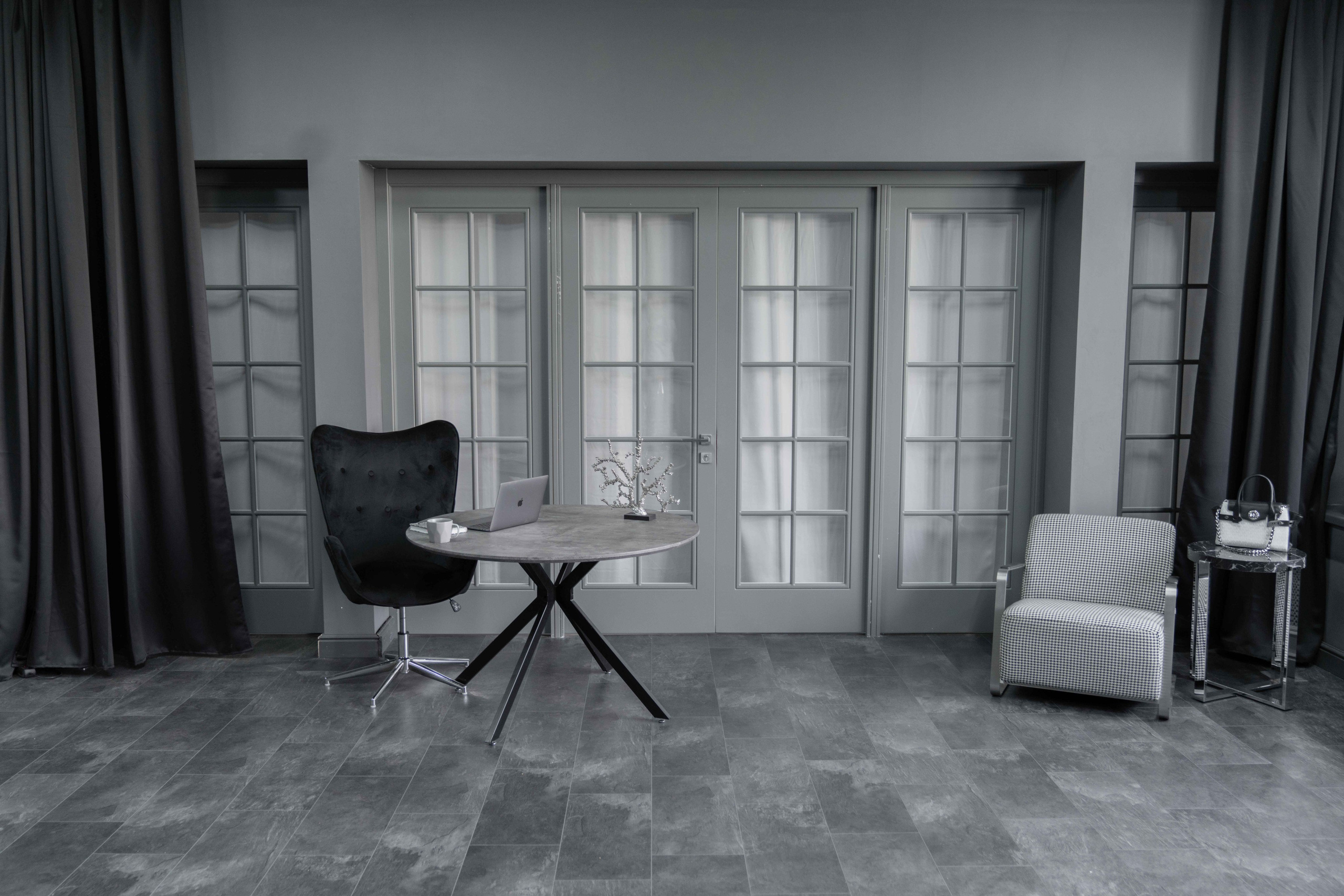 DАRК — зал 60 м² фотостудии в Москве с большими окнами, серыми стенами, потолком и полом, подходит для съемки с естественным светом. ВИЗУАЛИЗАТОР БРЕНДА: ФОТОГРАФ | ИМИДЖМЕЙКЕР| СТИЛИСТ МОСКВА