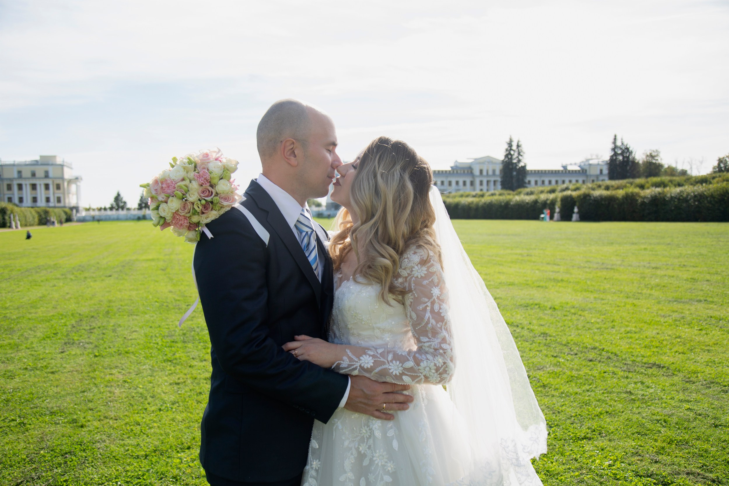 Свадебная фотосессия в усадьбе Архангельское в Москве для Елены и Сергея. Фотосессия в студии в Москве от профессионального фотографа услуги по доступным ценам
