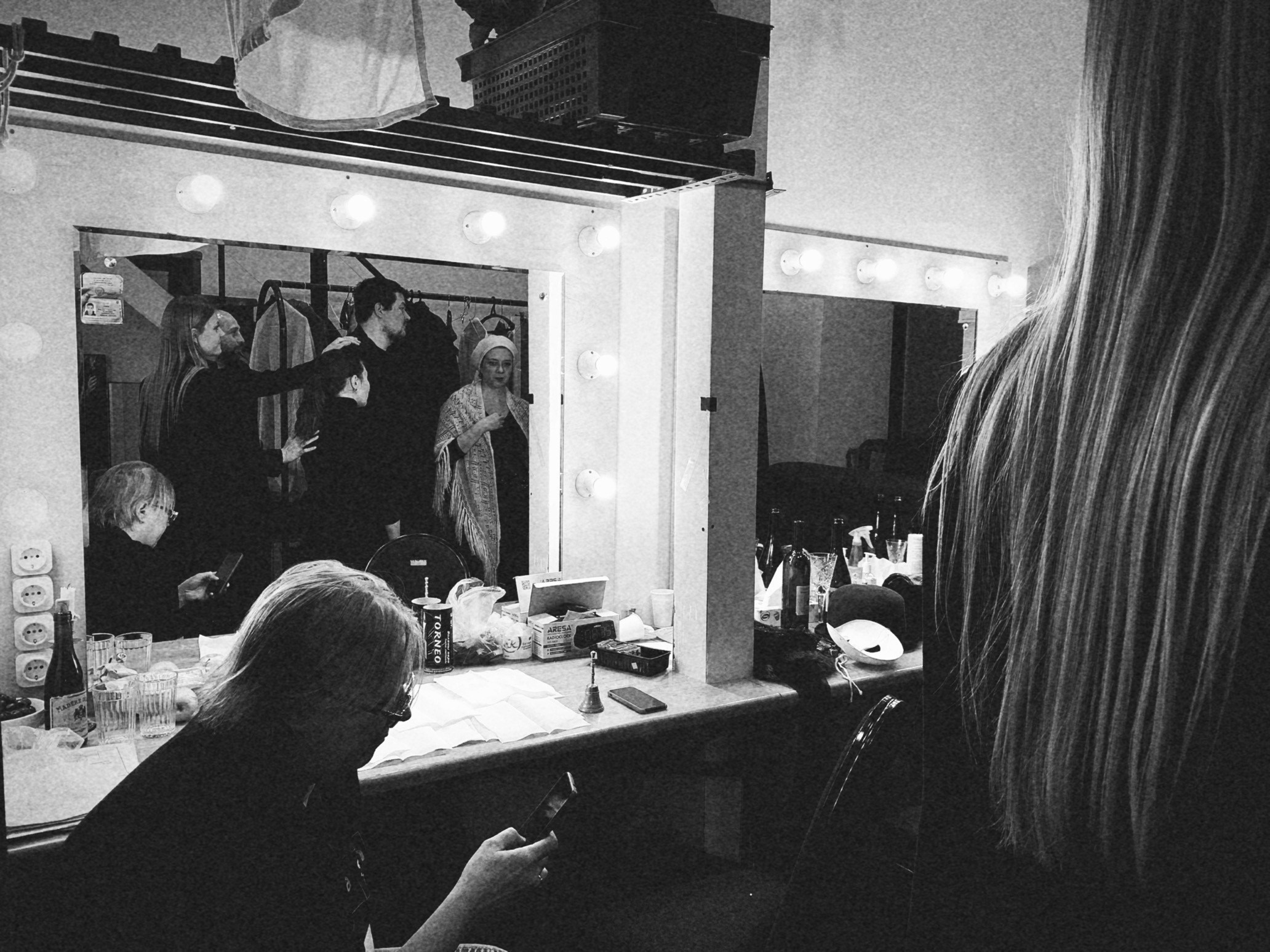 Фотосерия о магии театра и трансформации актёра: грим, костюмы, эмоции и визуальные метаморфозы на пути к сценическому образу. На фото — актёры Театра Стаса Намина и Мастерской Петра Фоменко. Фотограф: Ожерельев Лев