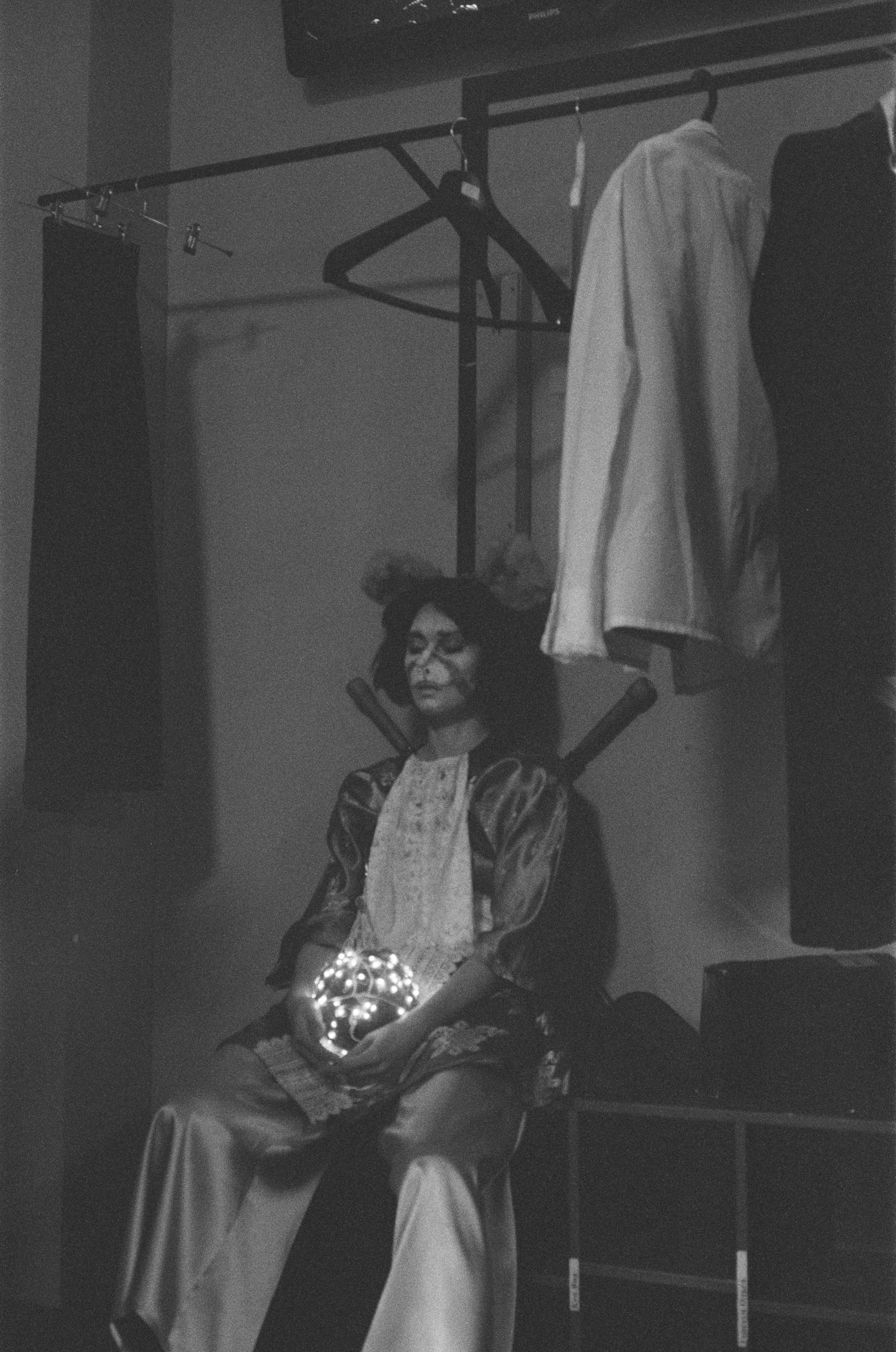 Фотосерия о магии театра и трансформации актёра: грим, костюмы, эмоции и визуальные метаморфозы на пути к сценическому образу. На фото — актёры Театра Стаса Намина и Мастерской Петра Фоменко. Фотограф: Ожерельев Лев