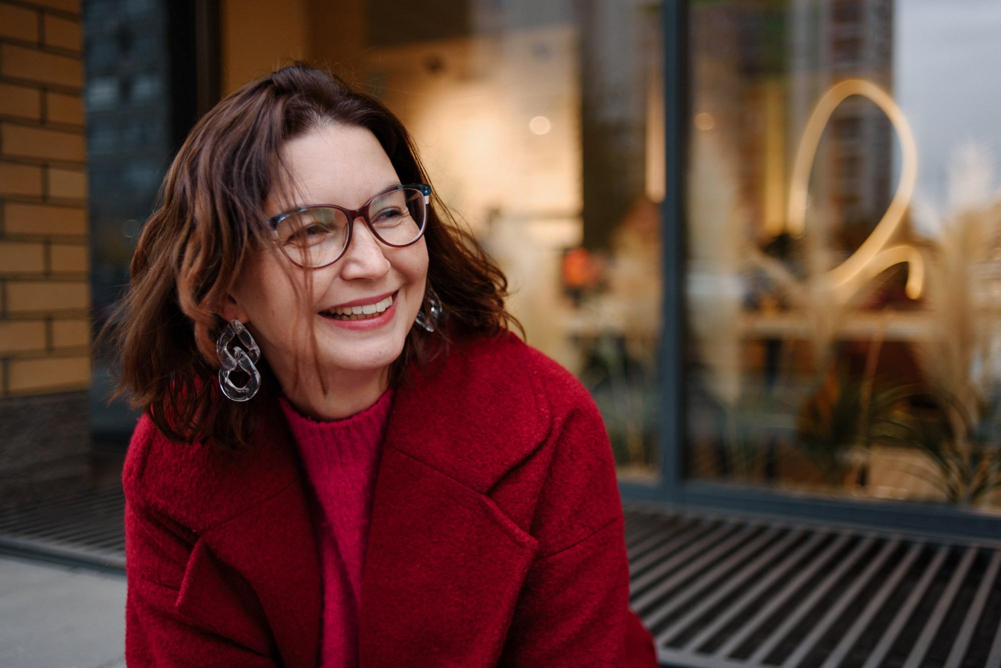 Женский портрет в полный рост на фоне лаконичных фасадов зданий