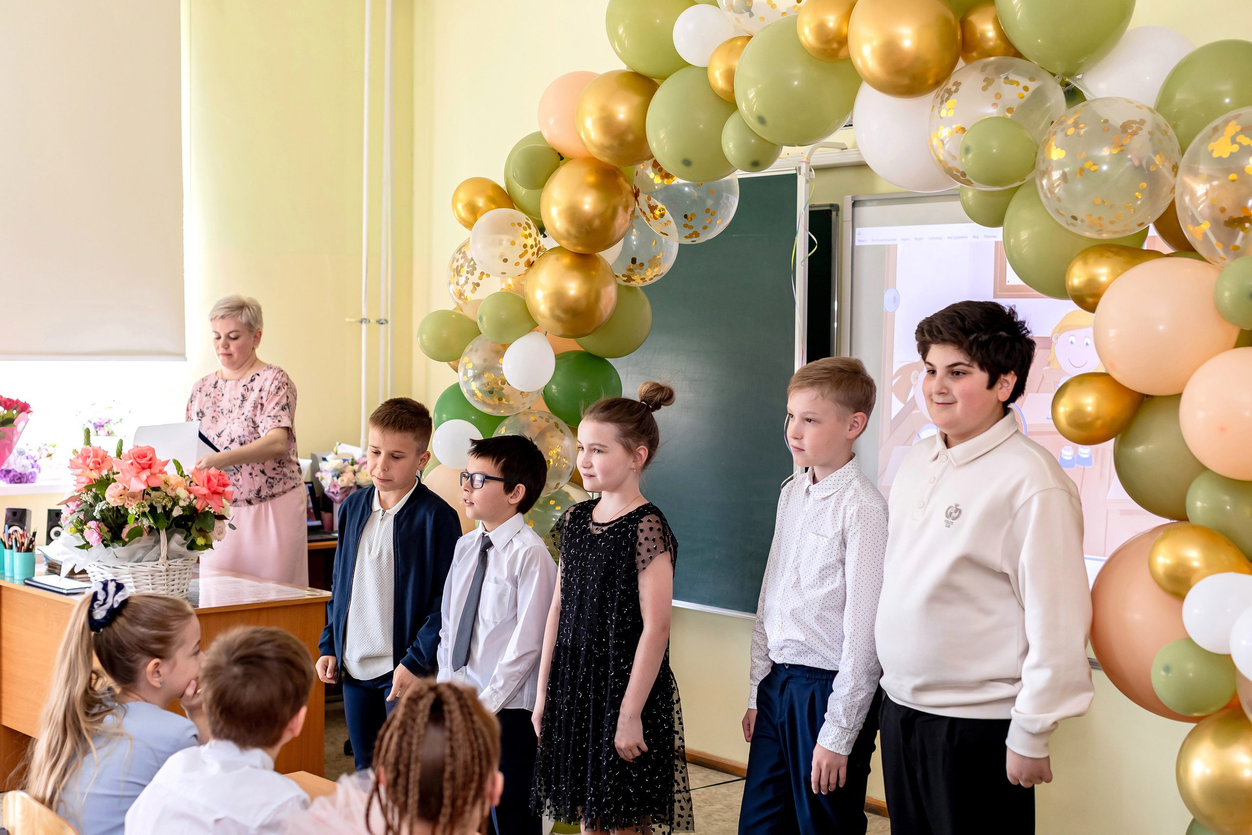 Выпускной в начальной школе в классе. Фотограф и видеограф Москва. Свадебный фотограф, видеограф. Выпускные альбомы. Оживающие альбомы