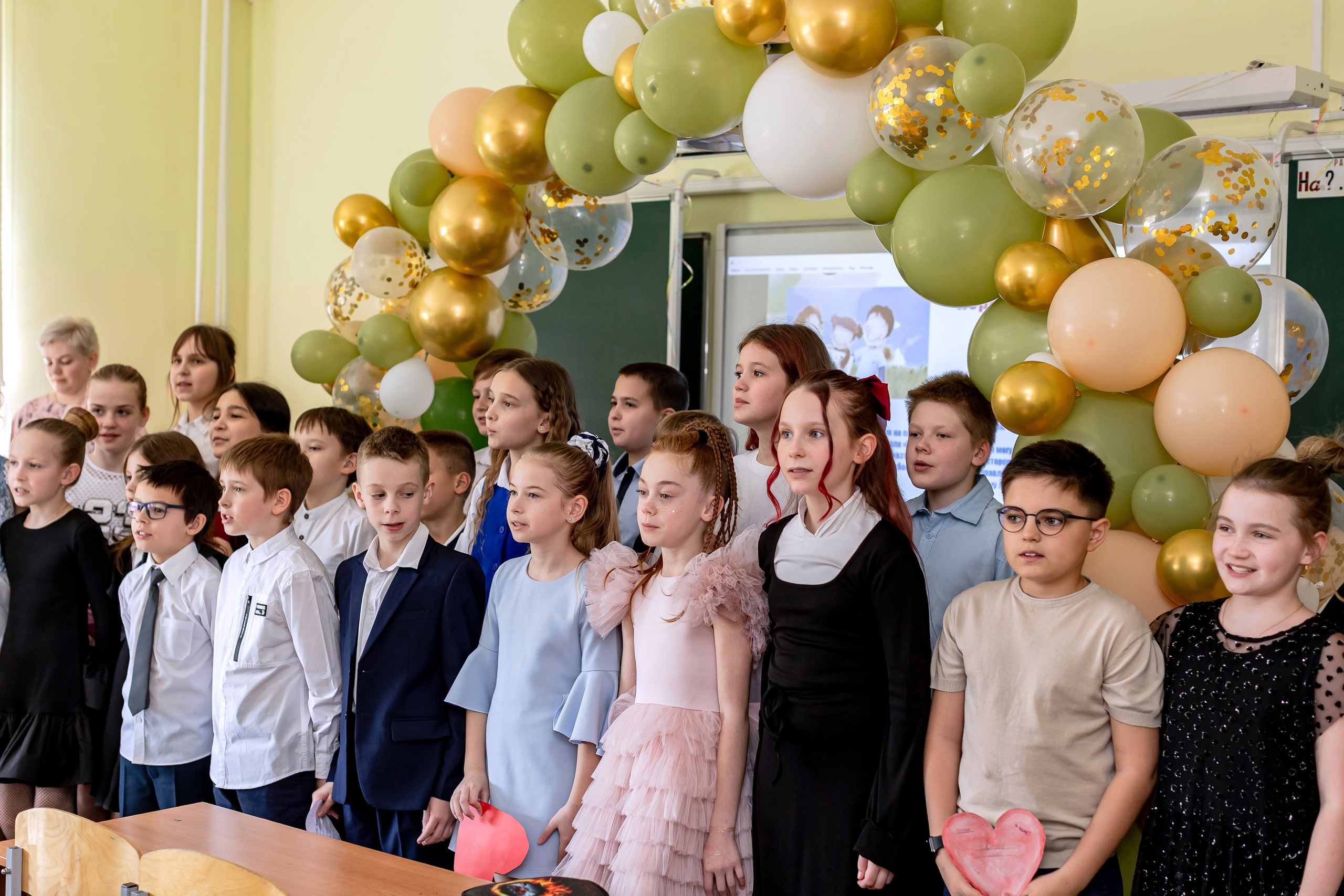 Выпускной в начальной школе в классе. Фотограф и видеограф Москва. Свадебный фотограф, видеограф. Выпускные альбомы. Оживающие альбомы