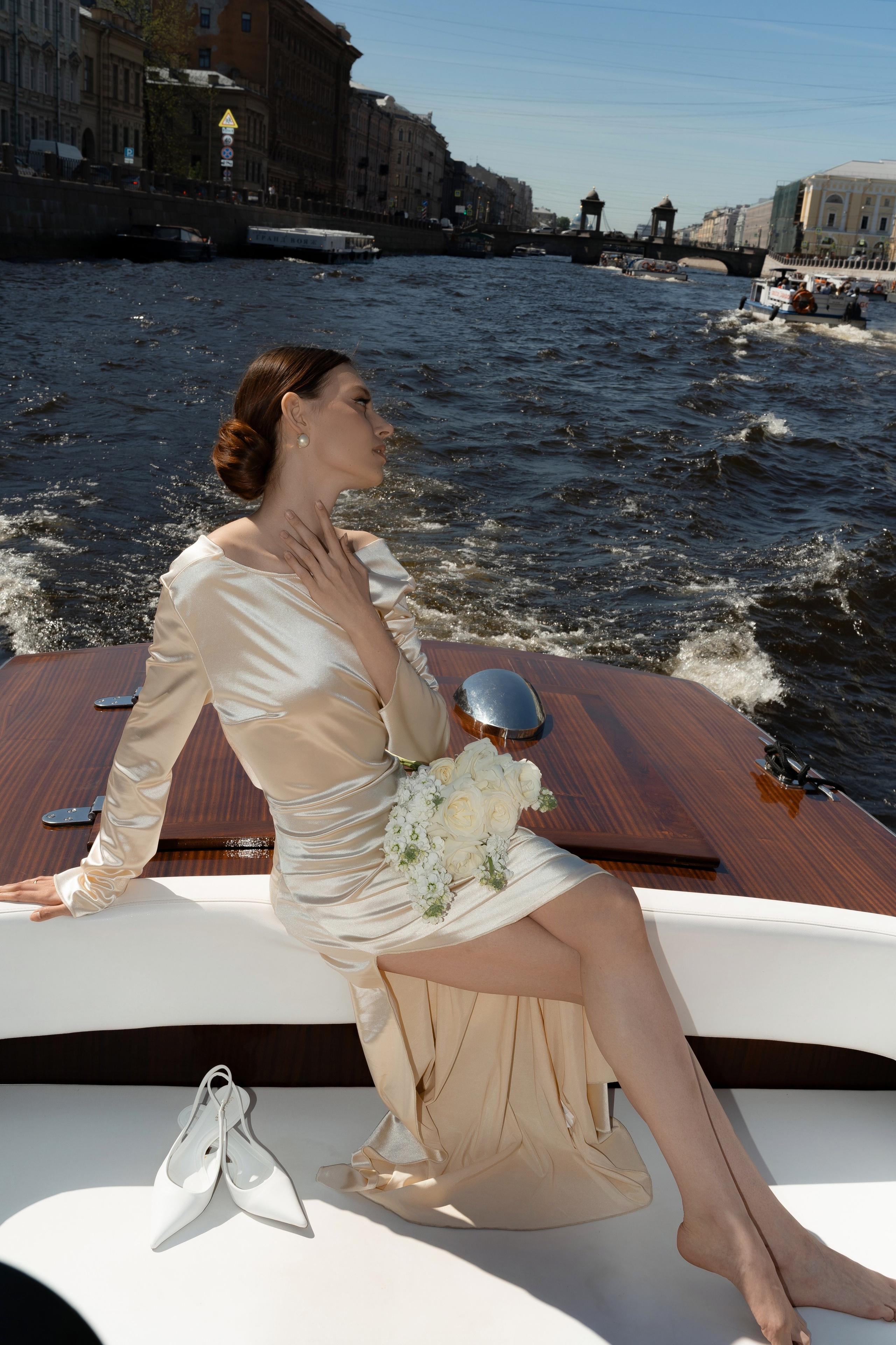 Прогулка по рекам и каналам Петербурга — свадебная фотосессия на катере. Свадебный фотограф Дмитрий Родионов — Санкт-Петербург и Ленинградская область