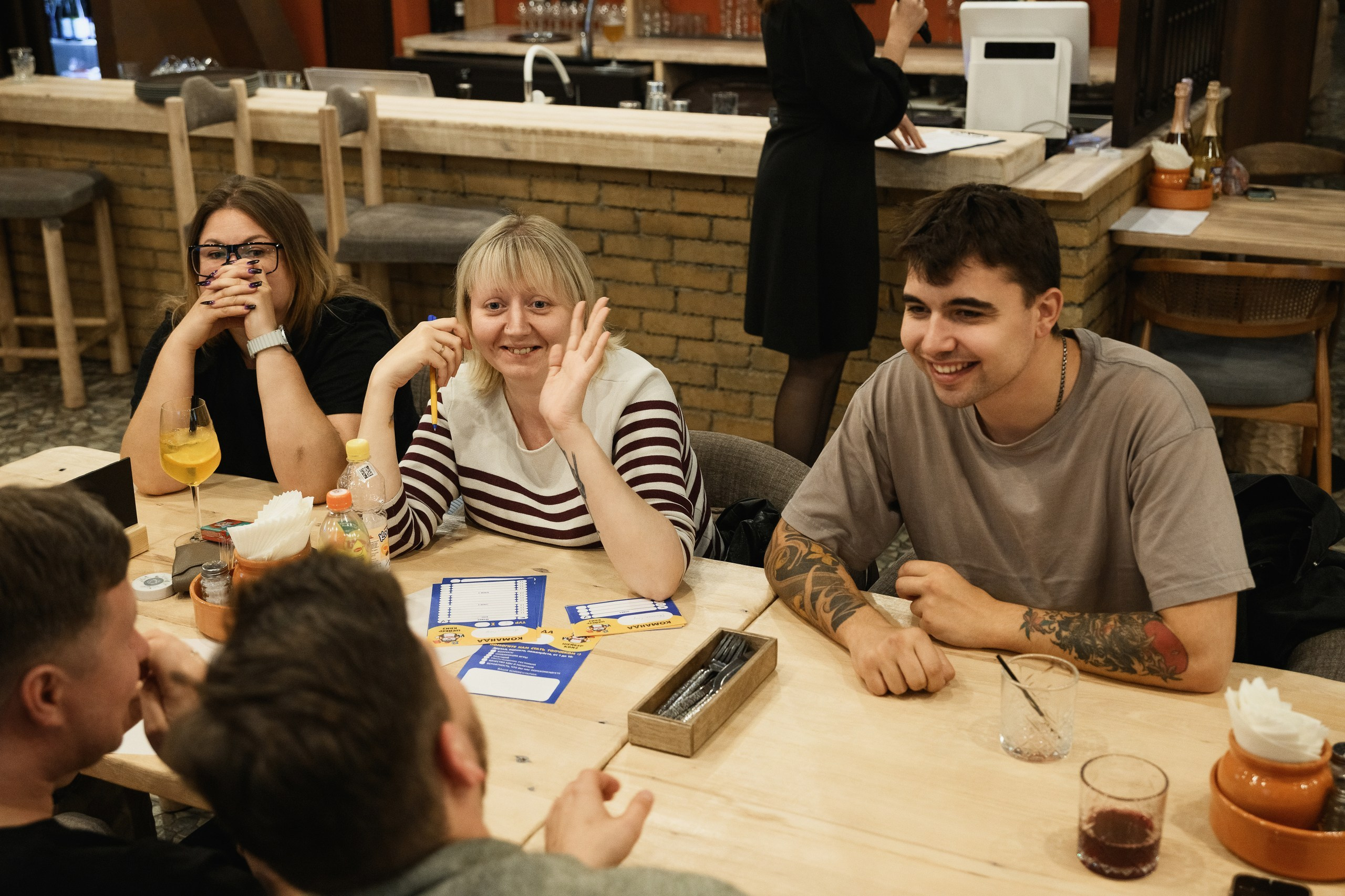 Фотосъемка квиза в кафе в Петропавловске-Камчатском. Командная фотосъемка во время игры в квиз в Петропавловске-Камчатском. Яркие эмоции и моменты азарта на квиз-фотосессии в кафе. Профессиональная съемка корпоративных и дружеских квизов.
