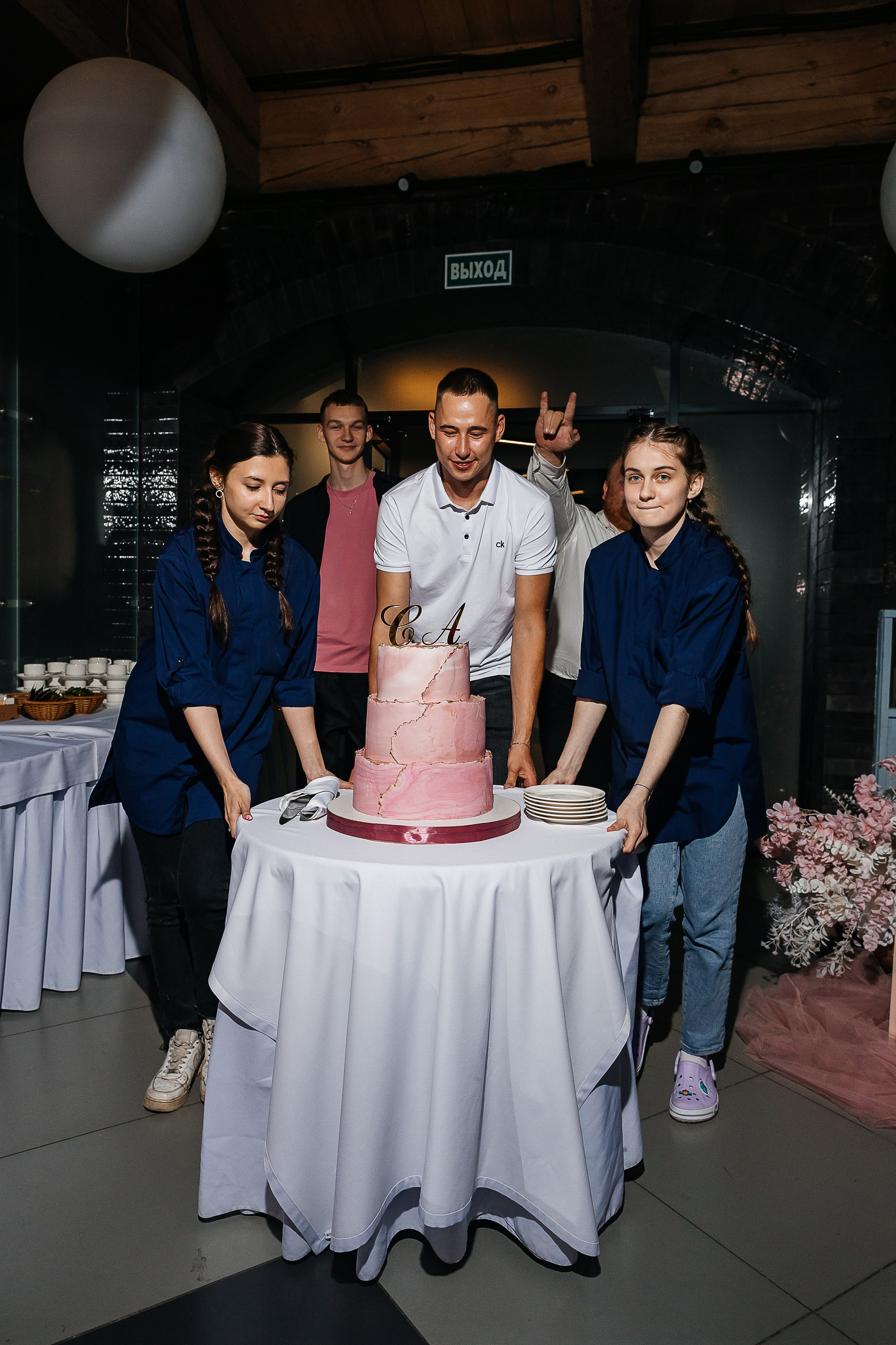 Чувственная первая встреча пары в отеле. Олег Сверчков | Свадебный фотограф Вологда