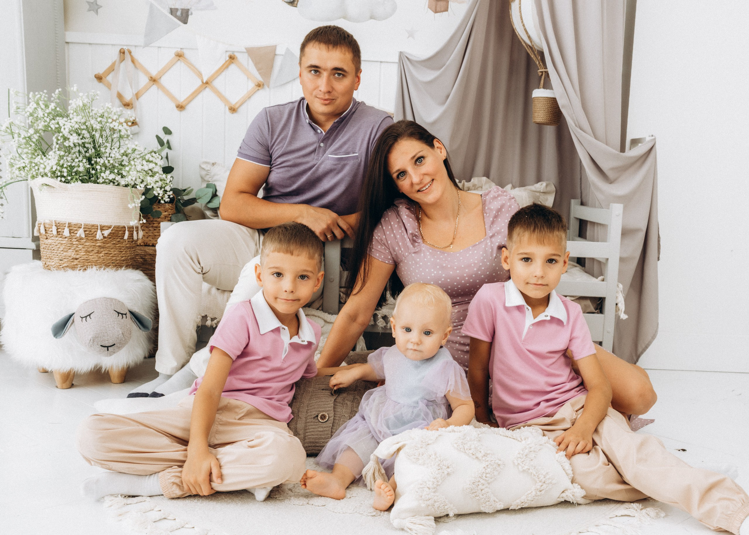 Праздничный семейный портрет в фотозоне на один годик