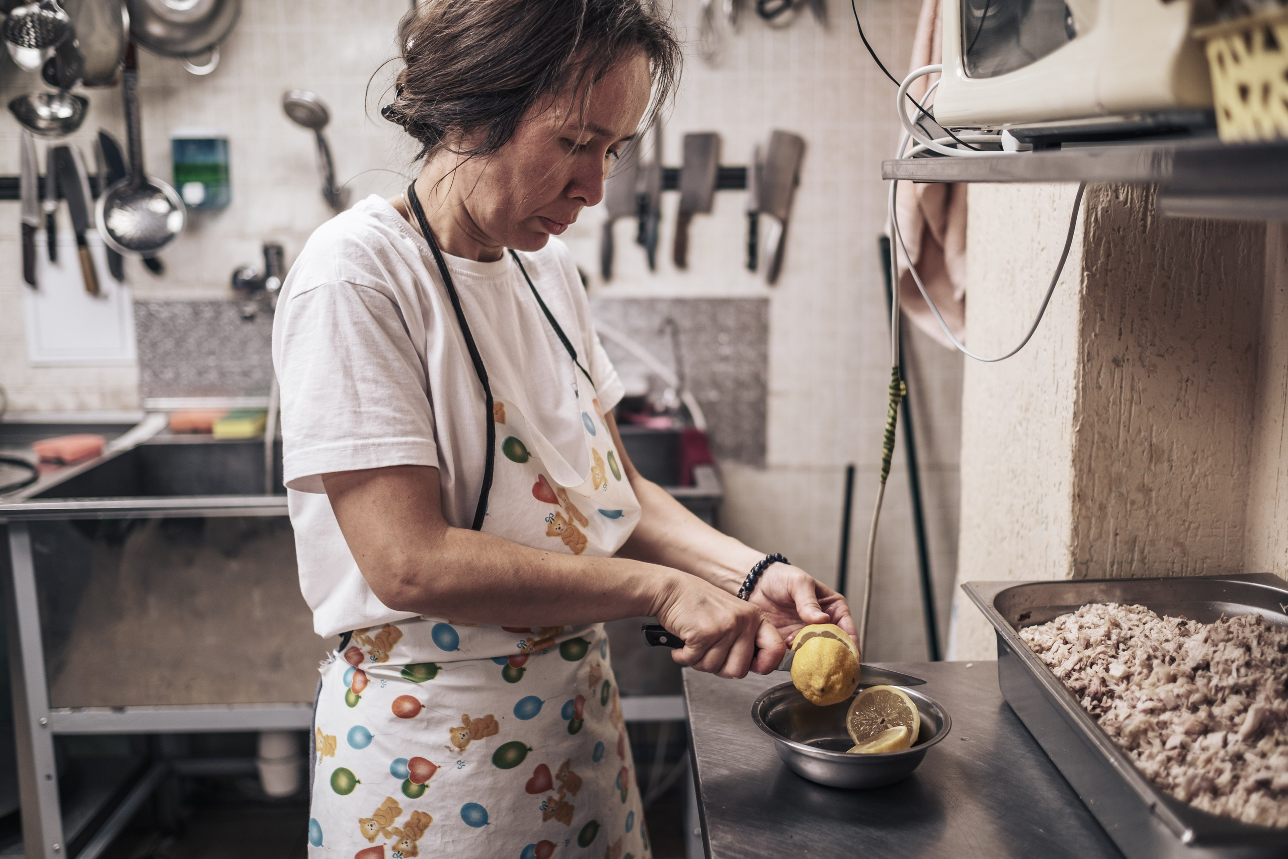 Готовка для бездомных и кормление их в Москве. Фотограф в Москве Максим Скоробогатов