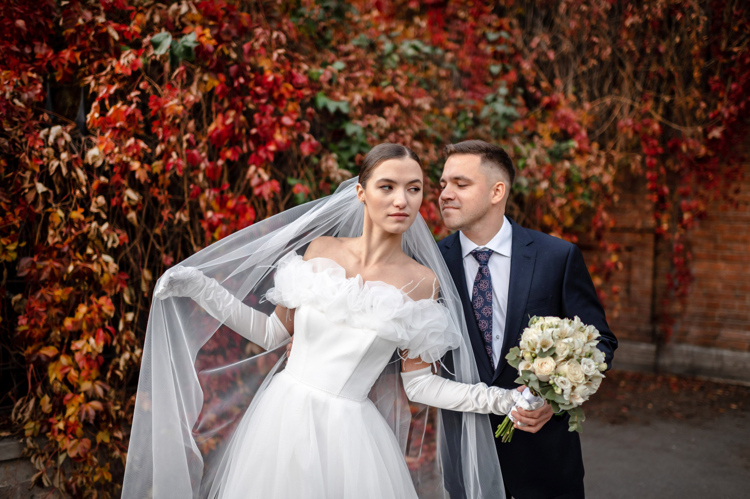 Осенняя великолепная свадебная прогулка жениха и невесты в октябре в Санкт-Петербурге в Михайловском парке и у Атлантов на Миллионной улице. Портретный, семейный и свадебный фотограф в Санкт-Петербурге и в Пушкине Ширяев Денис