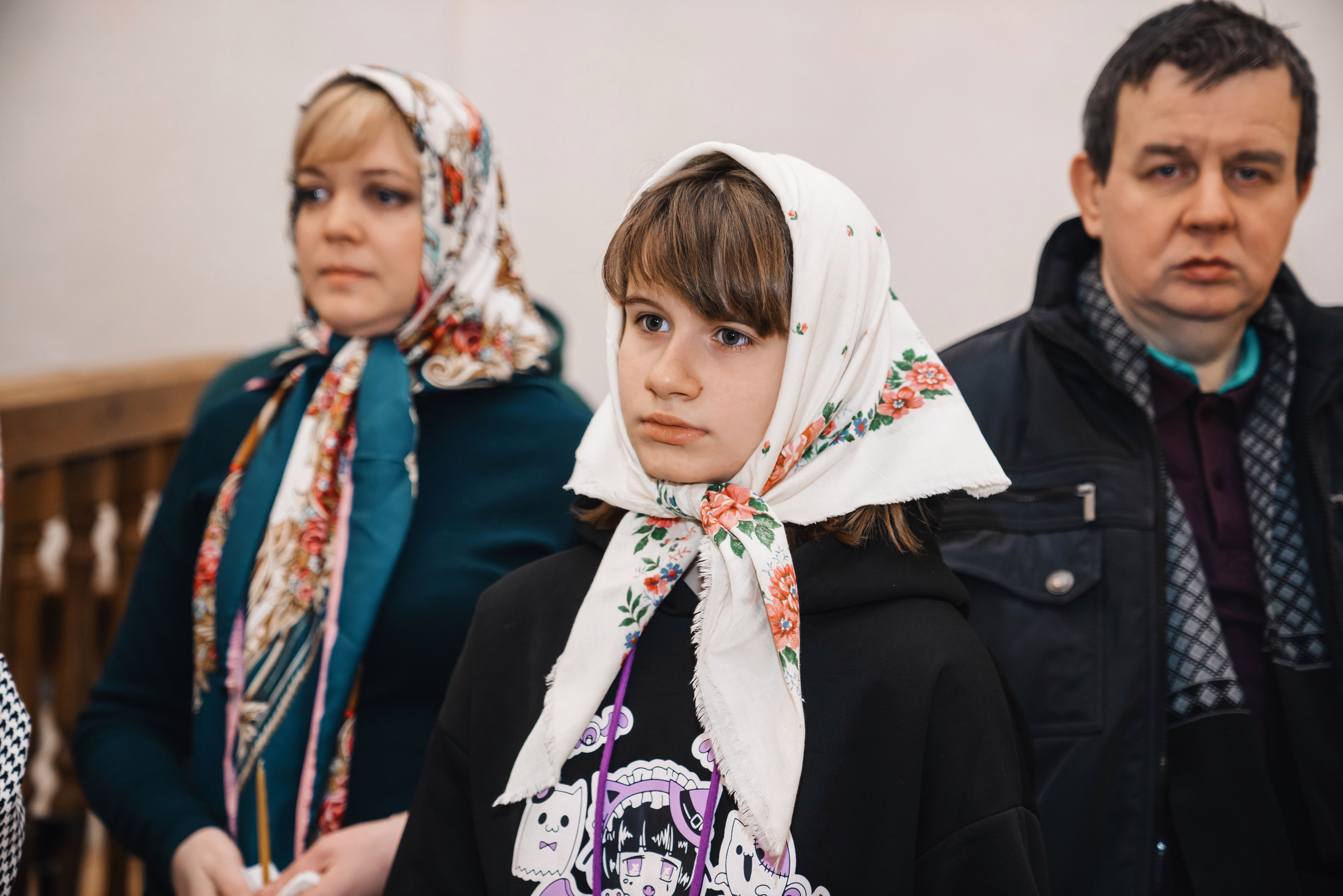 портреты гостей во время крещения, девушка в платке
