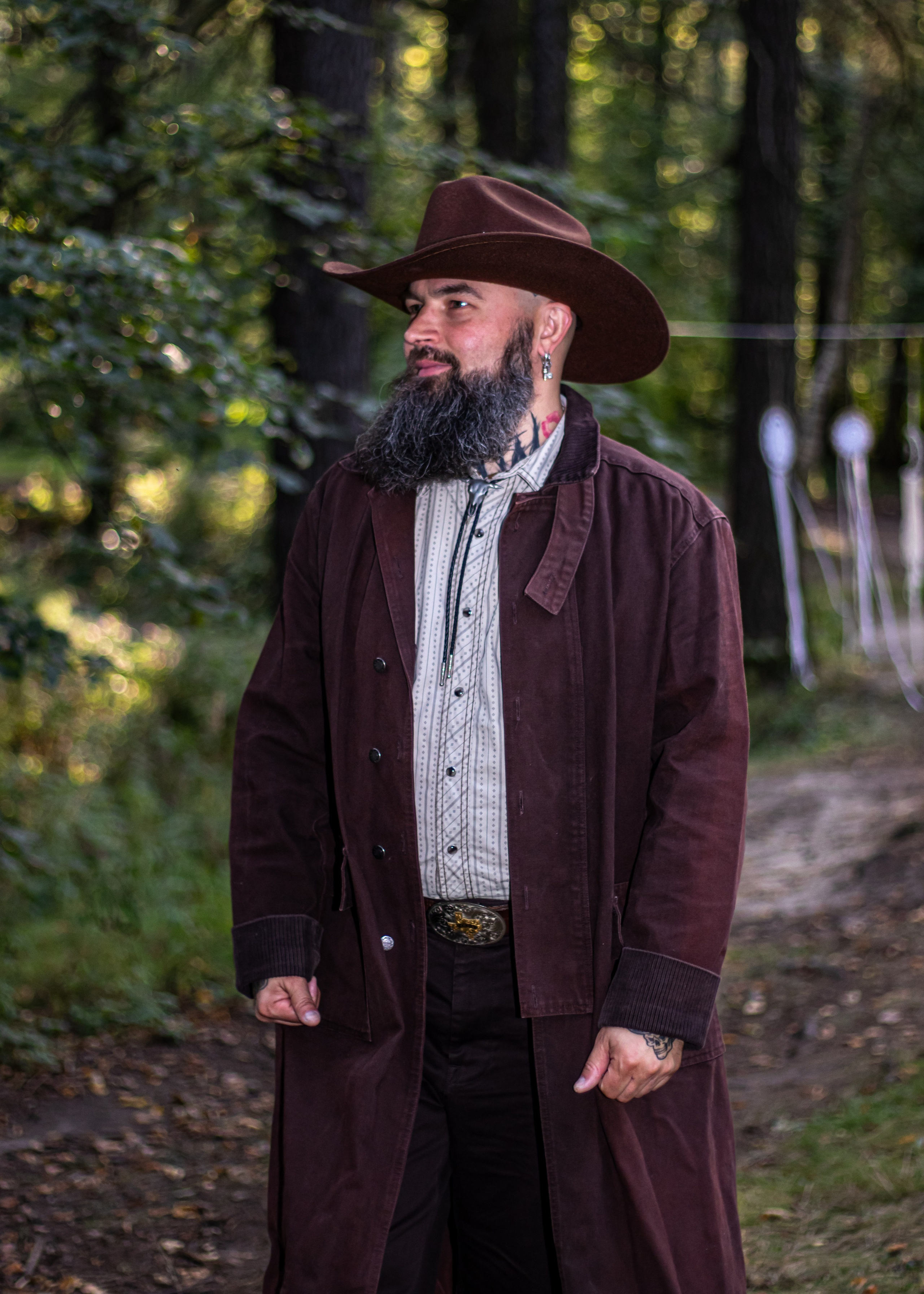 Мужской портрет в лесу у дерева — фотограф Карасёва Елена