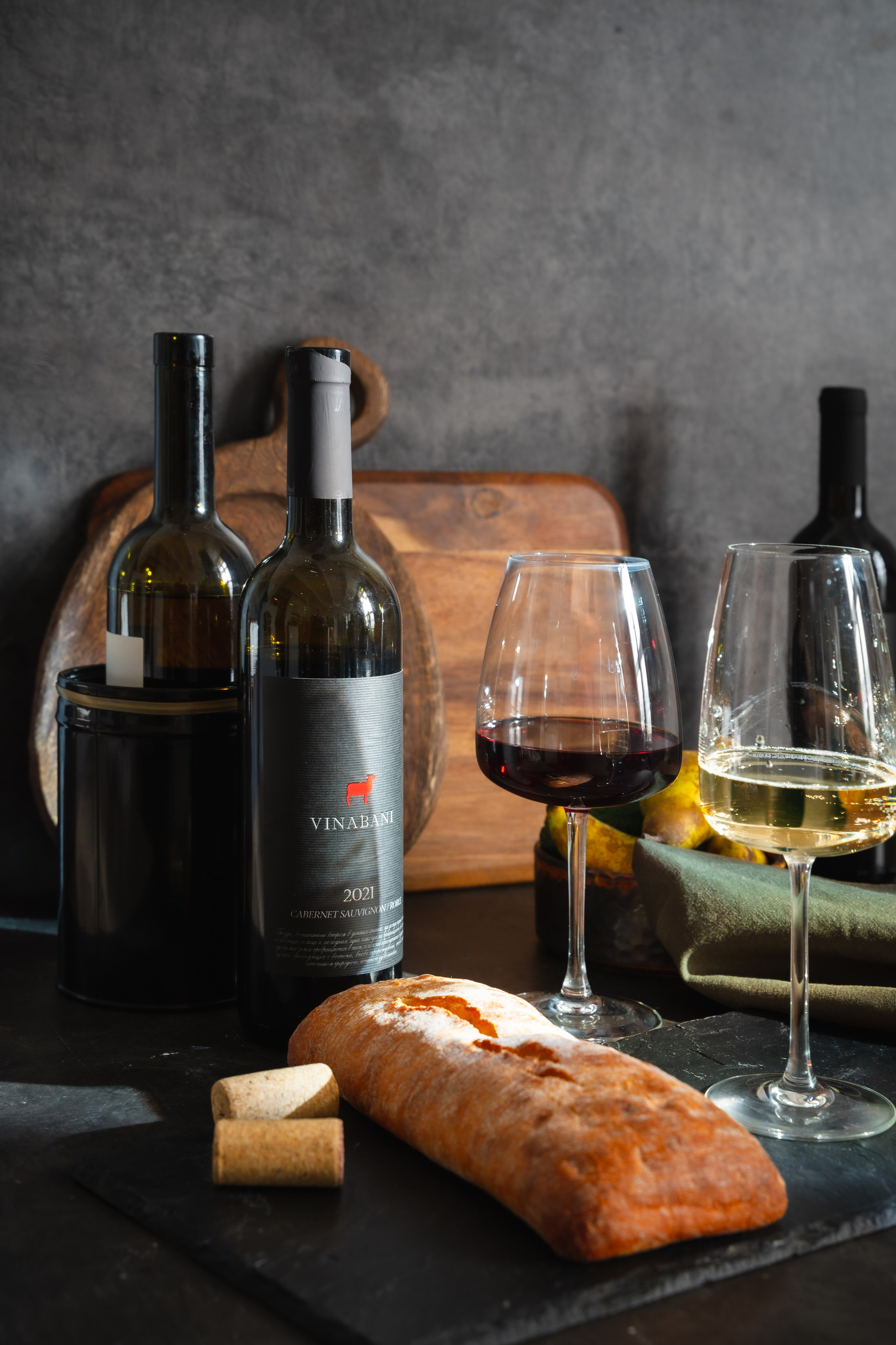 Бутылка вина с бокалами на столе