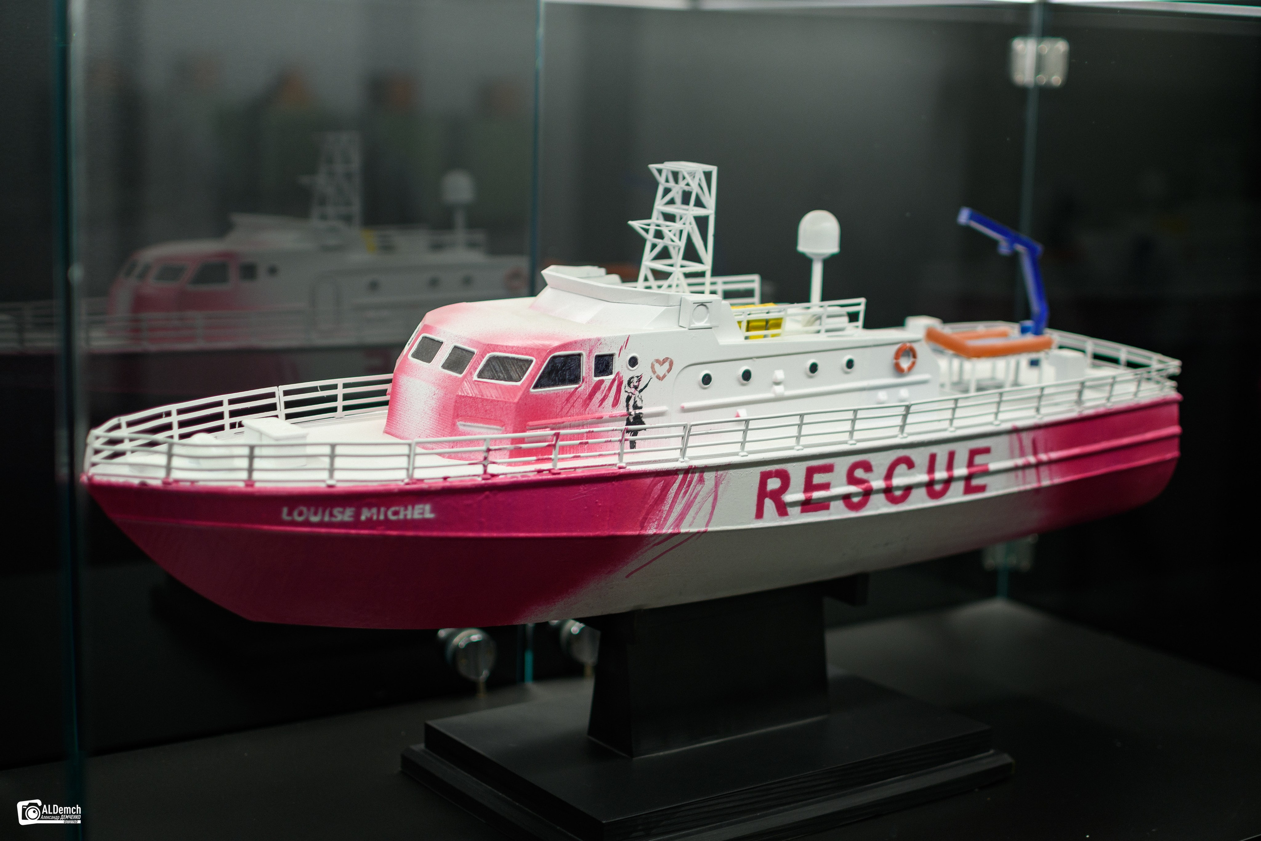 Фотографии с выставки «Найти Бэнкси» на ВДНХ в Москве