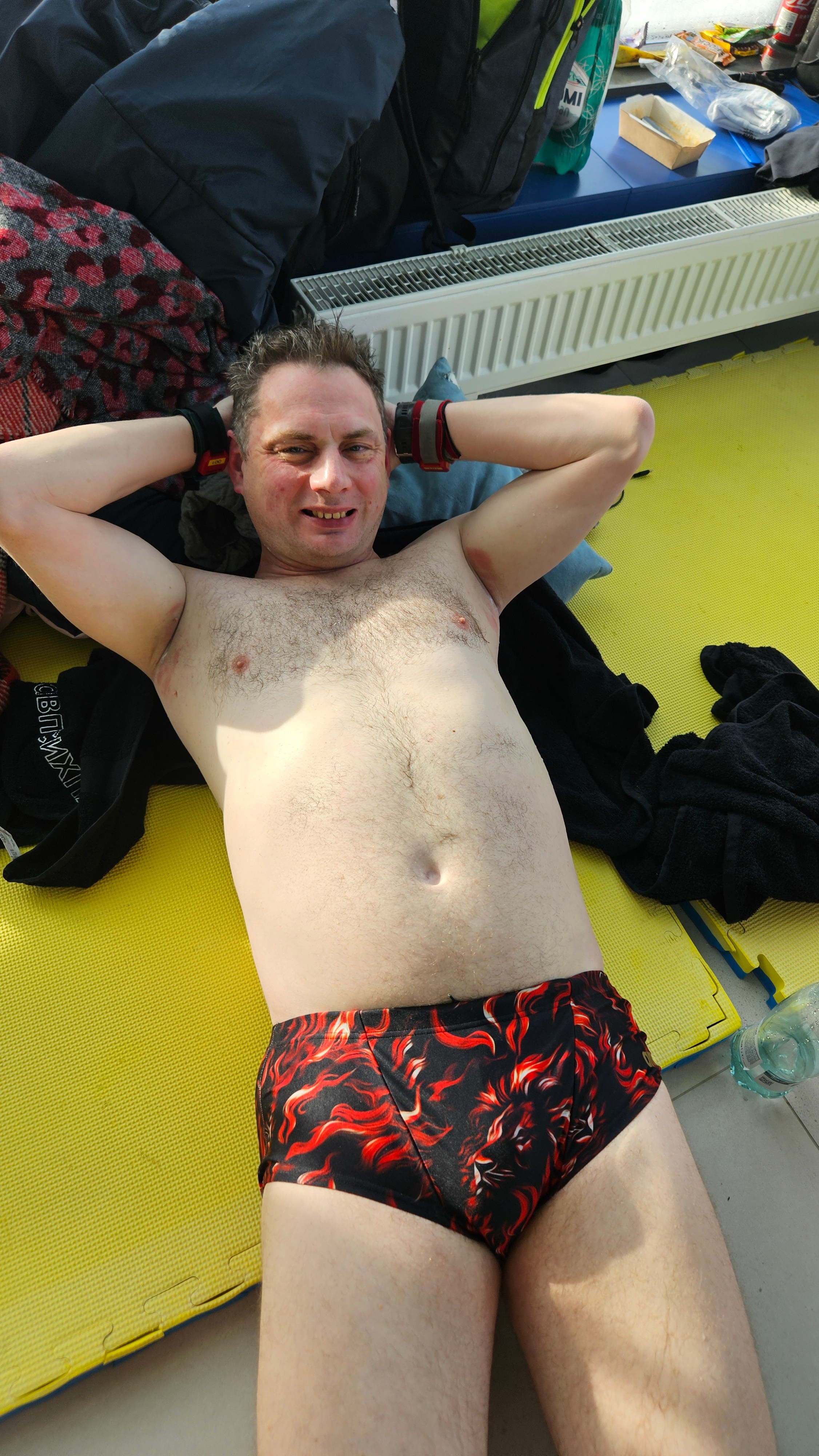 Последняя остановка на 10 мин в 10 утра - надел плавки "со львом". Покупал просто цветные красные, а как надел - обнаружился лев на самом интимном месте. Оставил их на финишные полтора часа :)