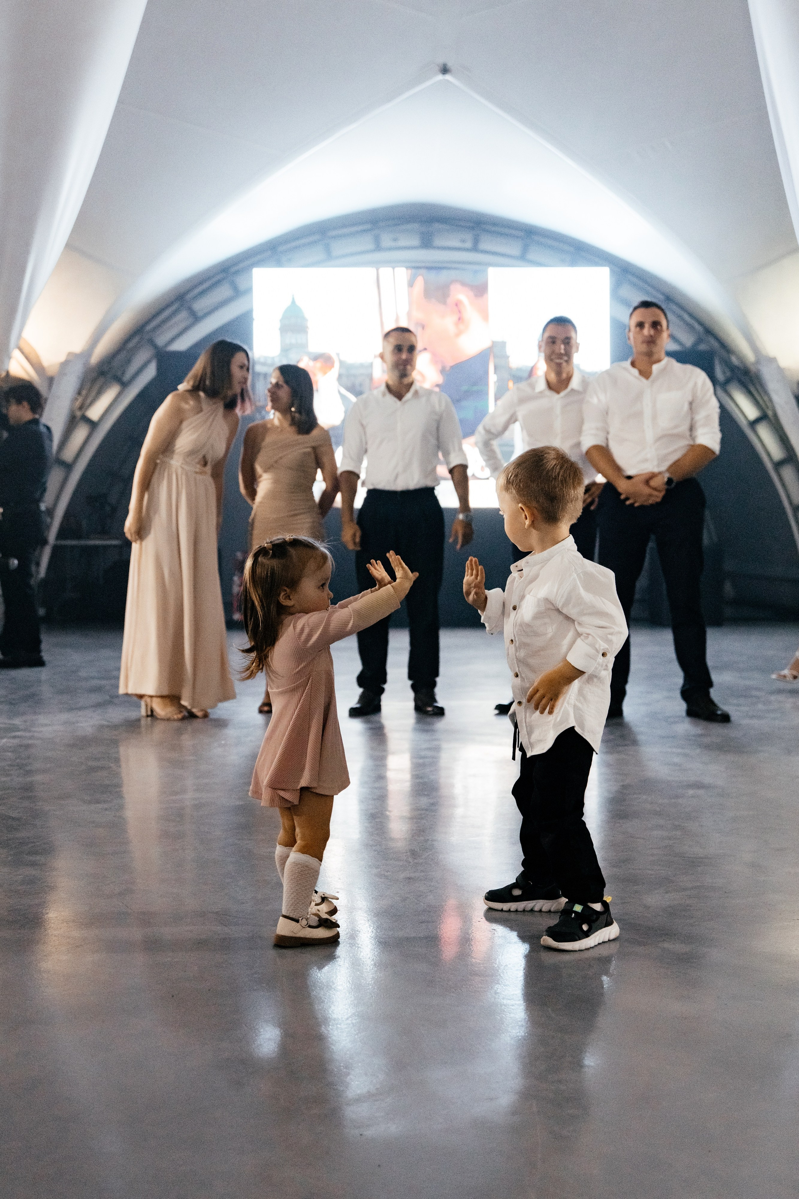 Я создаю профессиональные фотографии, которые сохраняют эмоции, детали и атмосферу вашего праздника. Свадебный фотограф во Владивостоке