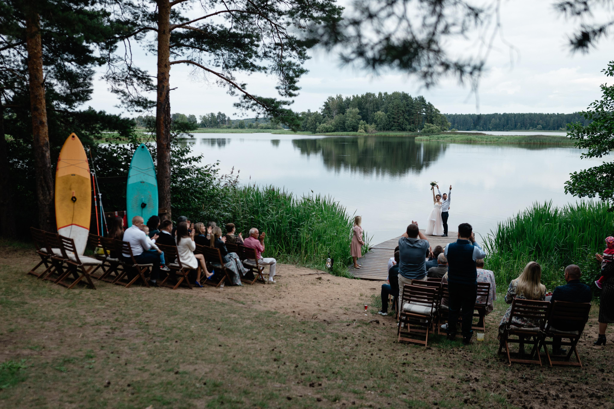 Свадьба на природе — лес, вода и уютные моменты