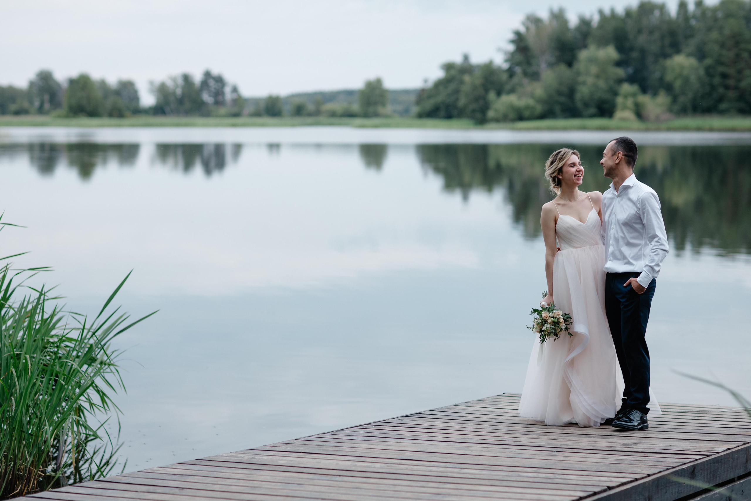 Свадьба на природе — лес, вода и уютные моменты