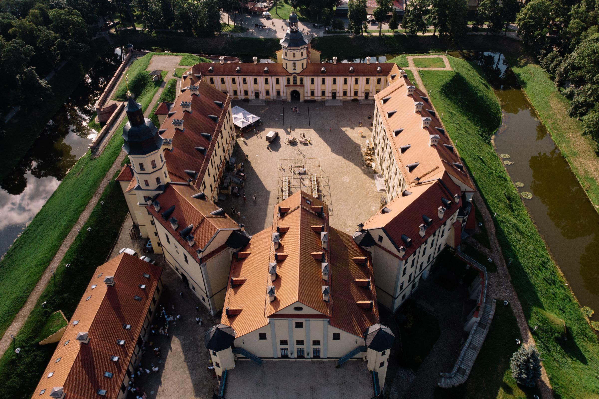 An Atmospheric Wedding in a Historic Castle — Style, Emotion, Celebration