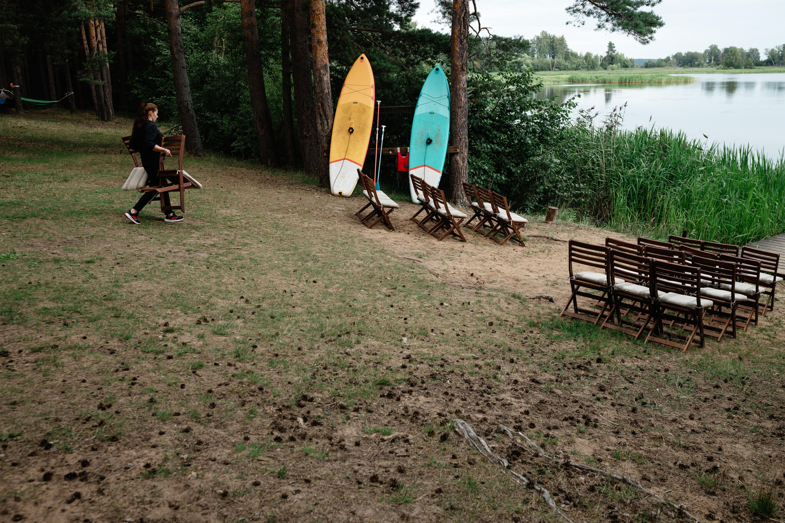 Свадьба на природе — лес, вода и уютные моменты