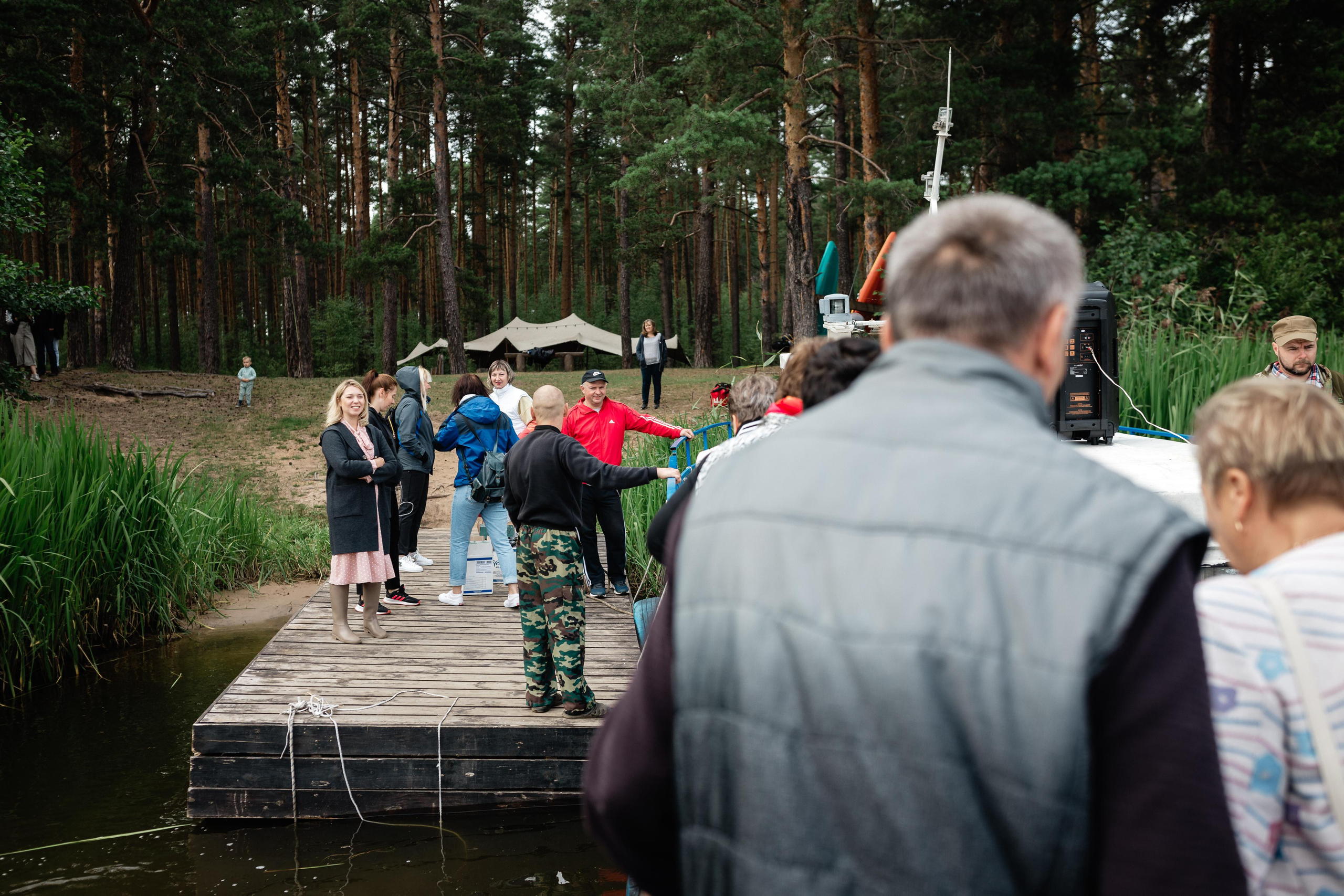 Свадьба на природе — лес, вода и уютные моменты