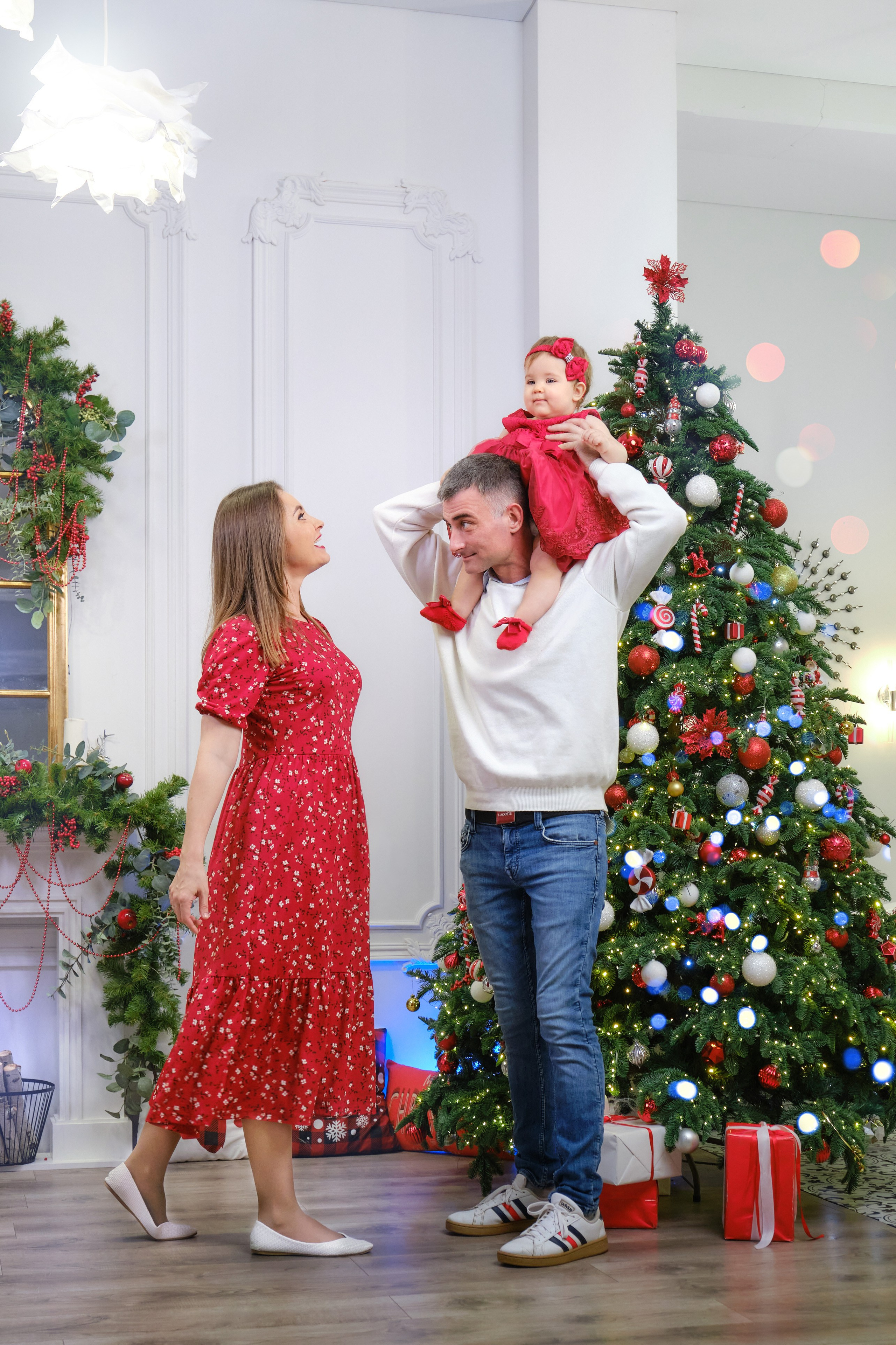 Семья в новогодней студии