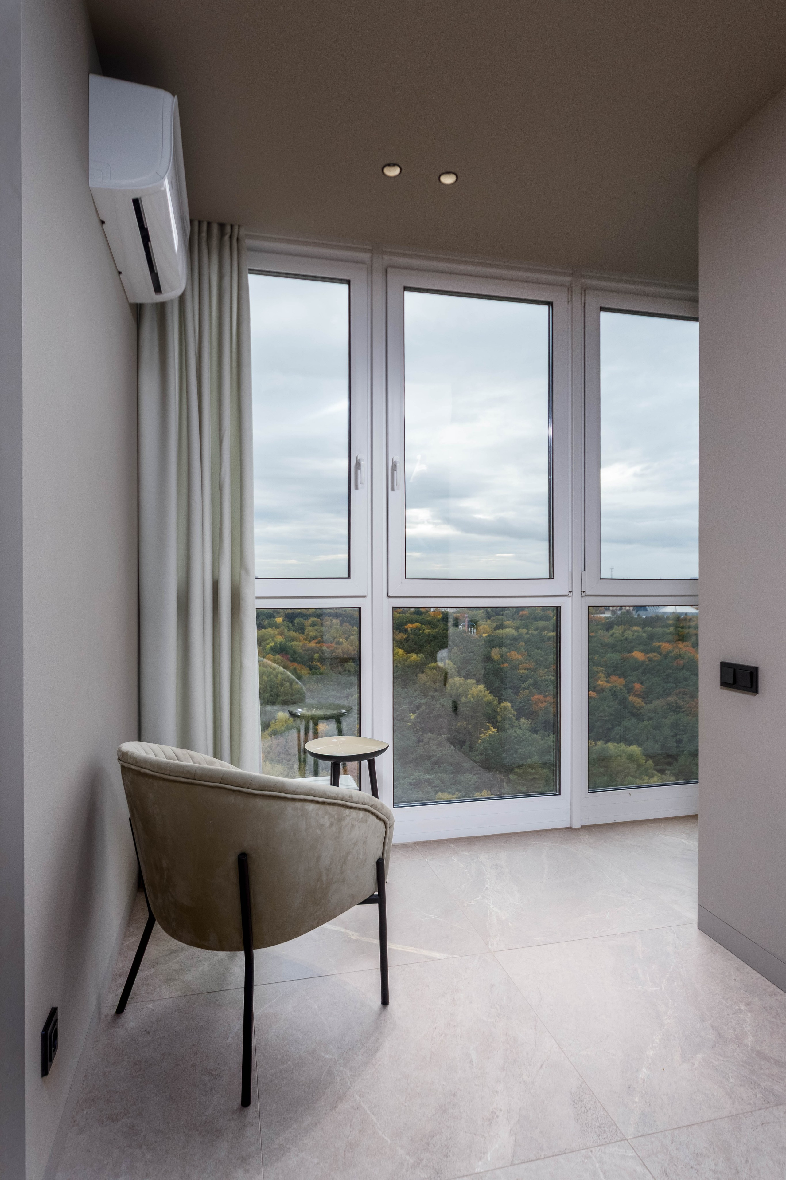 Интерьер видовой лоджии в евро-2 квартире в ЖК Парк Челюскинцев