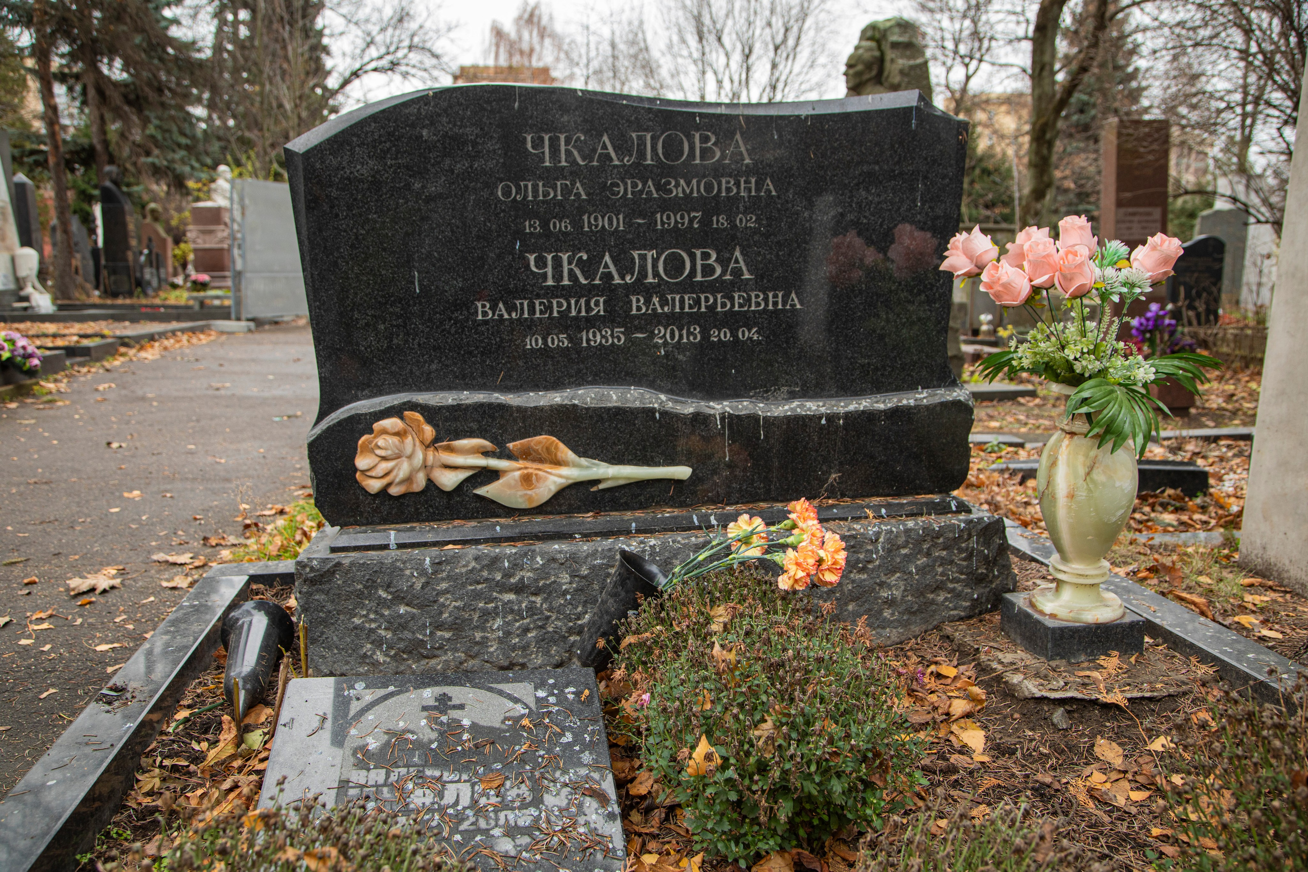 Осенняя прогулка по Новодевичьему кладбищу. Фотограф Сергей Ловкий