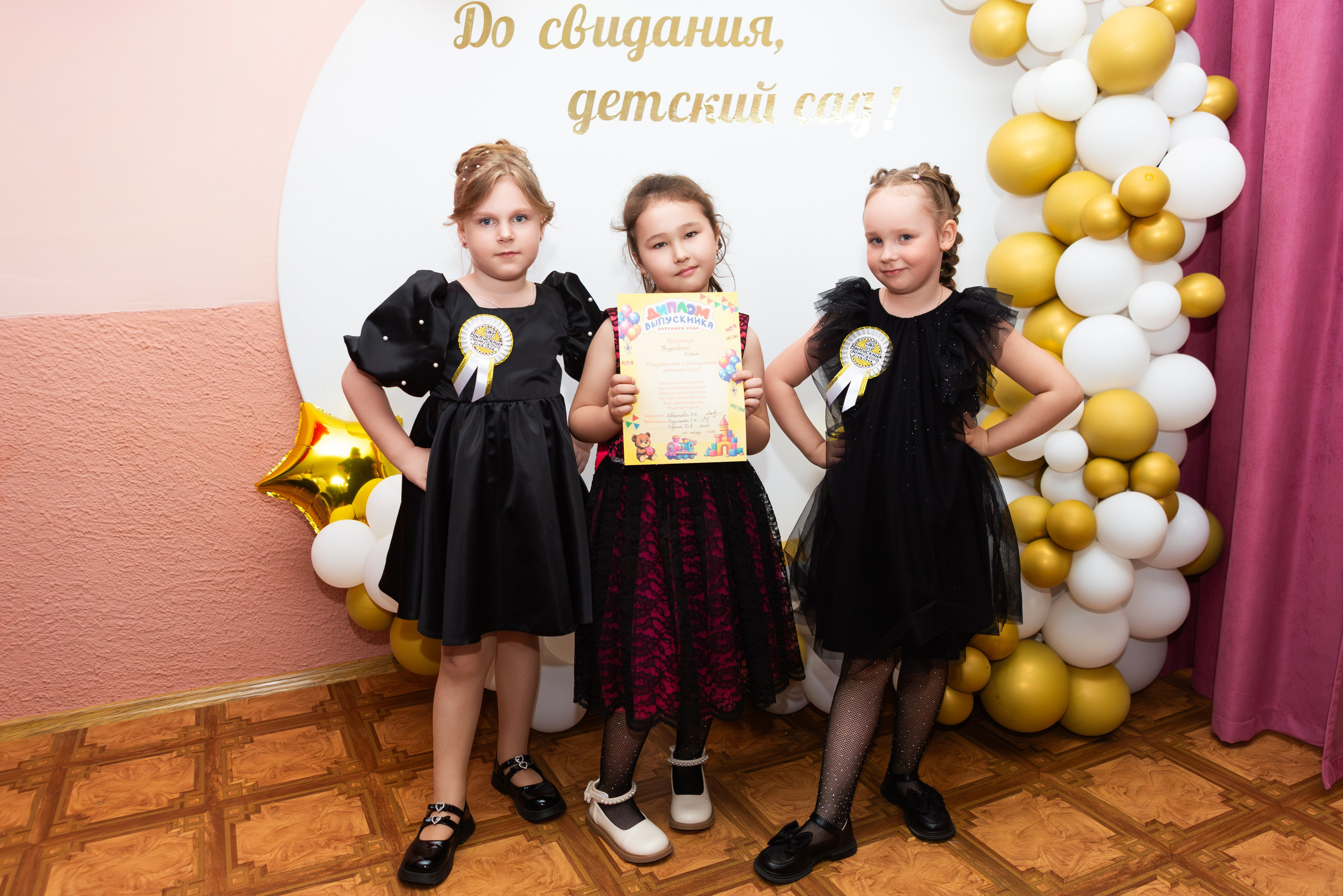 Николай Богатырев, фотограф, снимает выпускной в детском саду в Мценске, Орле и Орловской области, создавая яркие снимки для первоклассников.