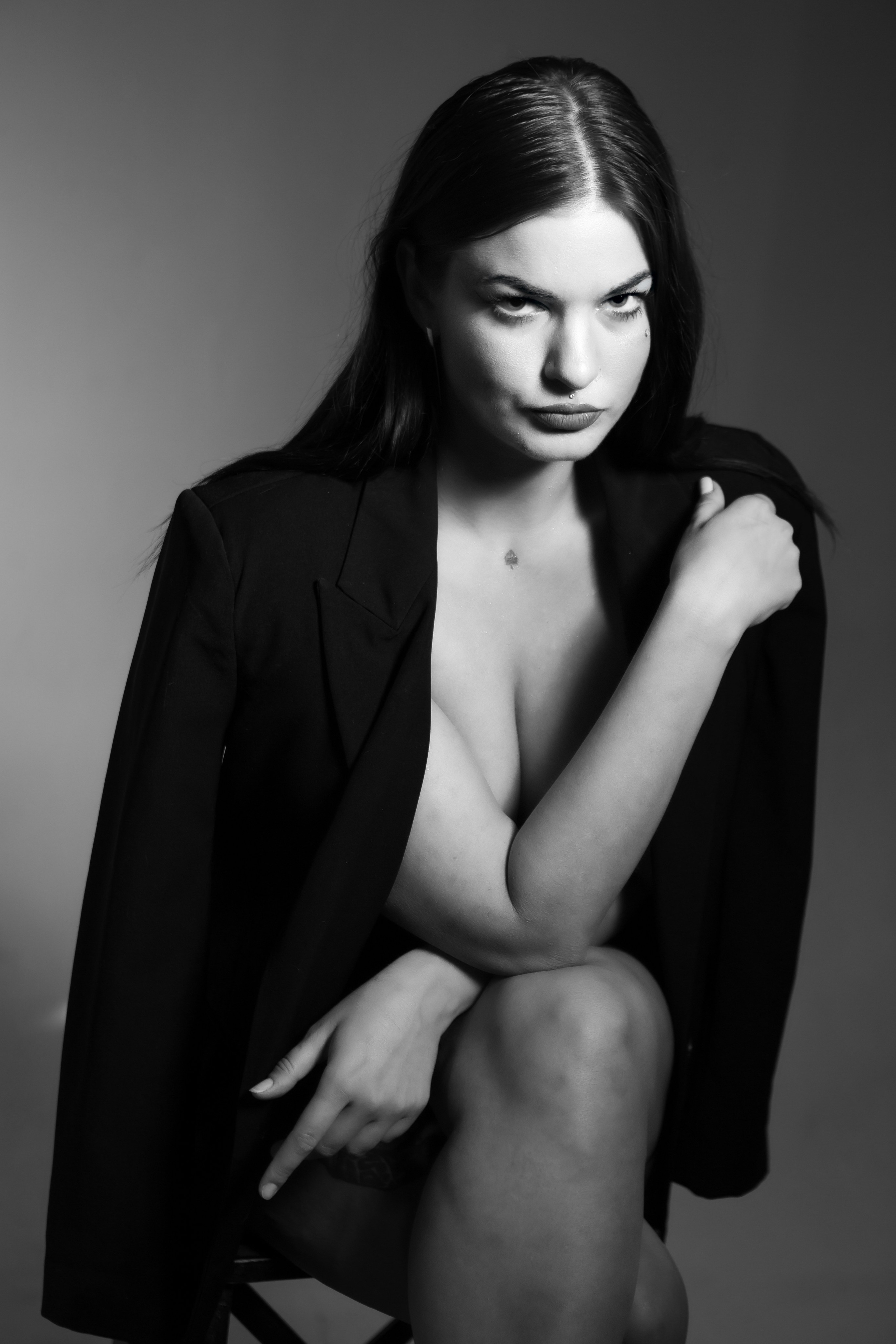 Девушка в черном жакете и коротком платье, пиджаке в студии, черно-белое фото, профессиональная фотосессия на циклораме на белом, черном фоне. Фотограф в Москве. Женский портрет на белом фоне.Женский портрет на черном фоне. Черно-белая фотография. Фотосессия чб. Фотограф Валентина Чемерилова