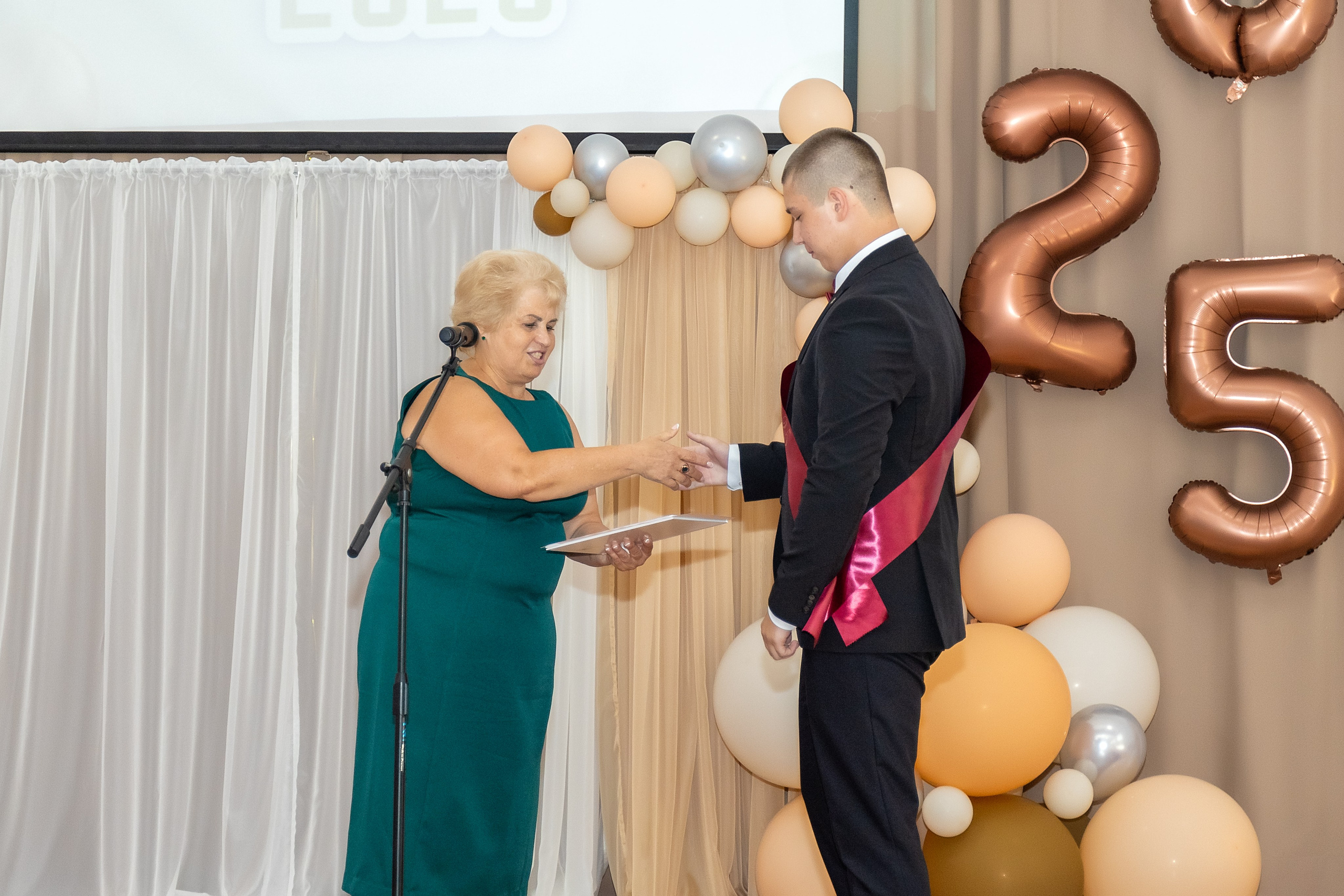 Выпускной. Школа 22, 11 класс. Стильный выпускной альбом Владивосток фотограф Вероника Мигачева