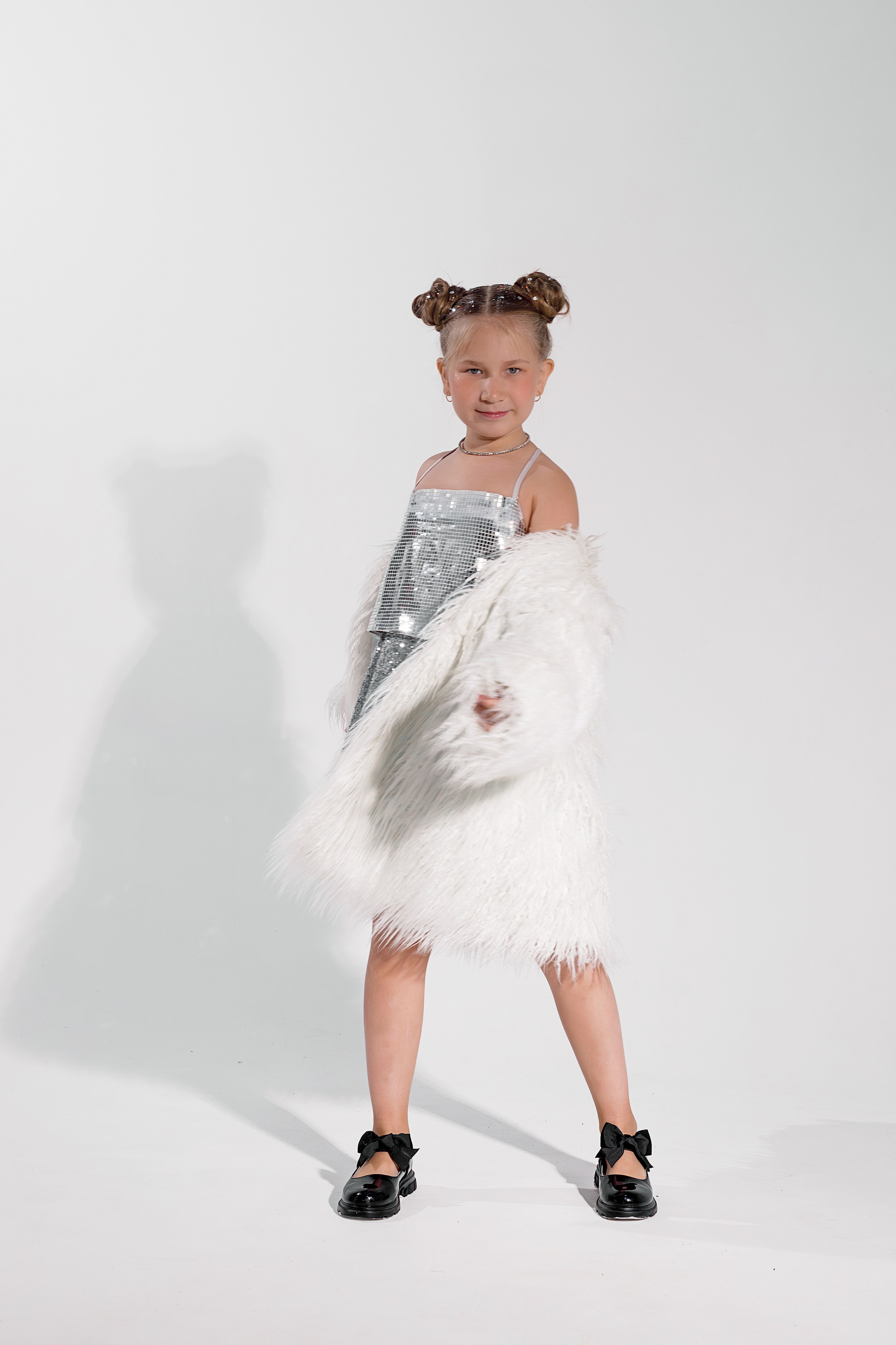 Креативная детская фотосессия на 9 лет в студии Сочи. Детский студийный фотограф Сочи