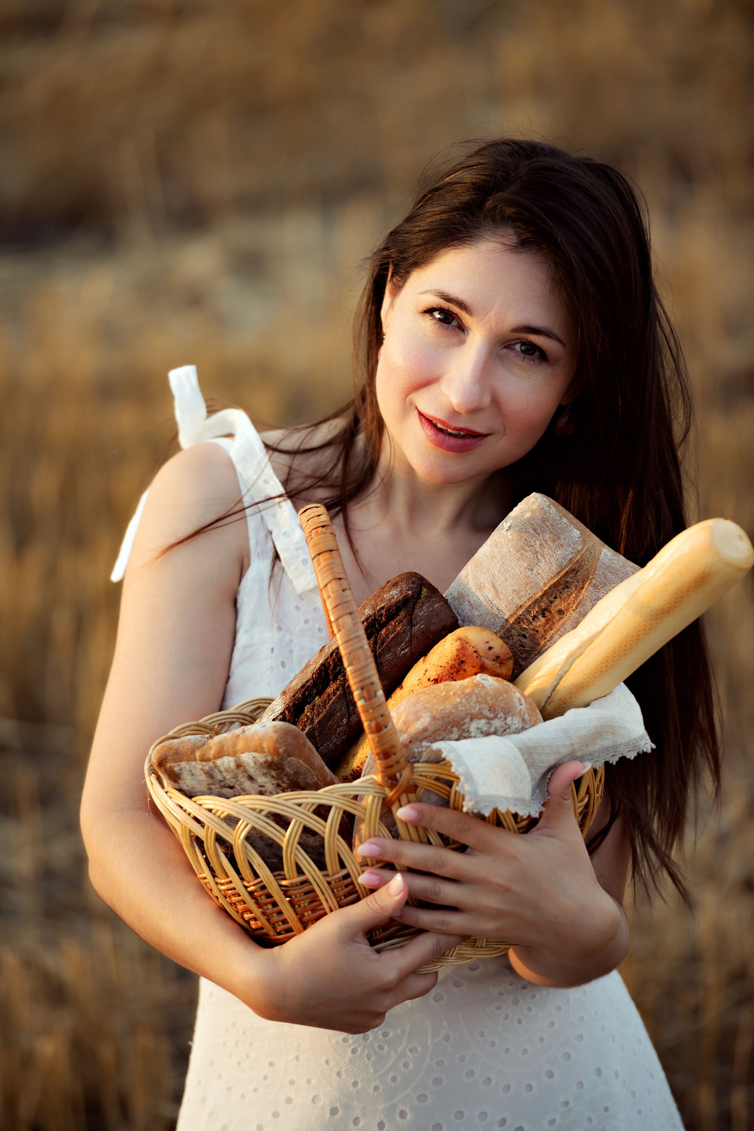 Фотосессия Ирина в поле со стогами. Портретный фотограф в Краснодаре Евгений Карпов