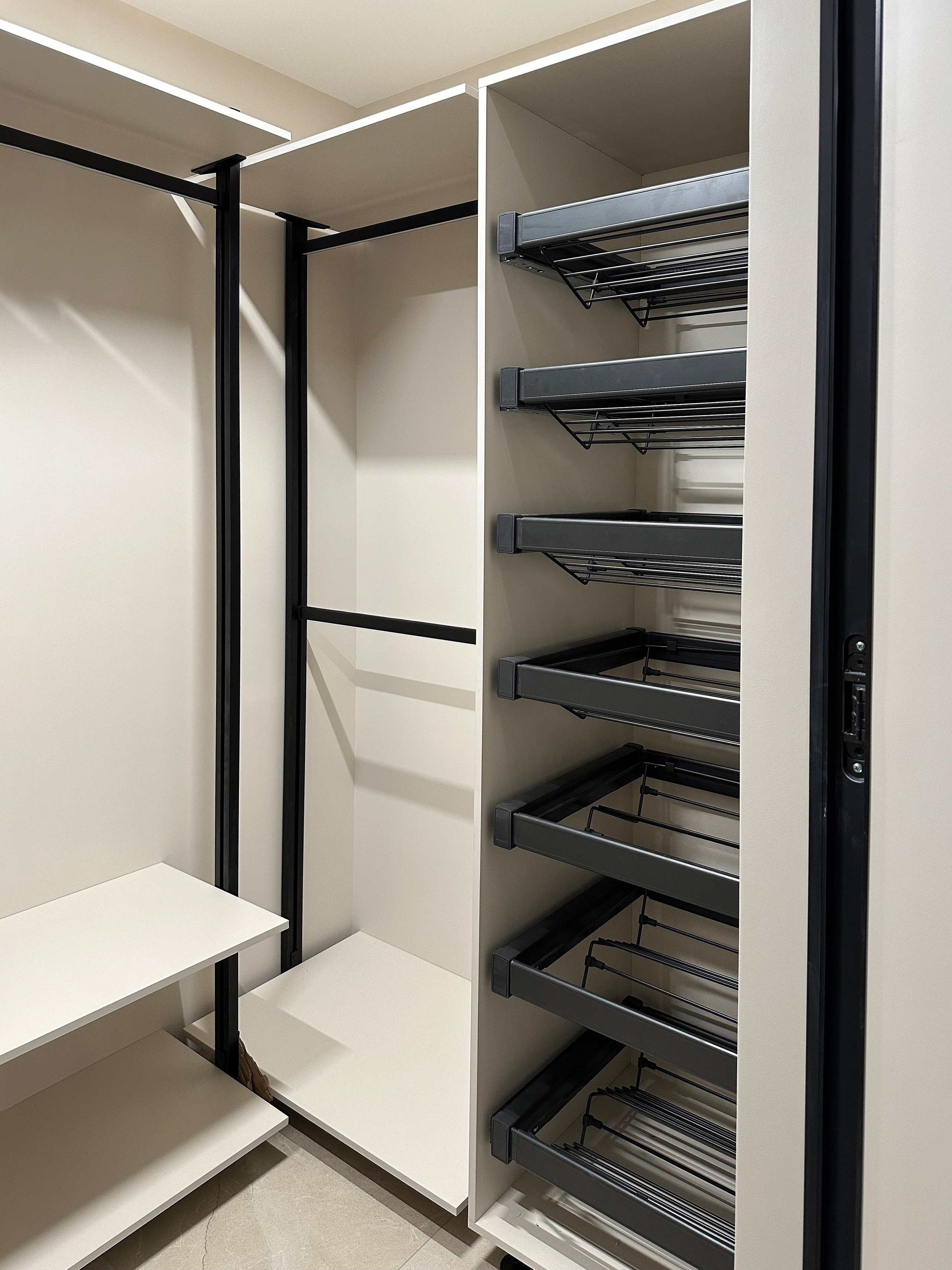 Шкафы, гардеробные и прихожие на заказ в Евпатории. Мебель на заказ в Евпатории