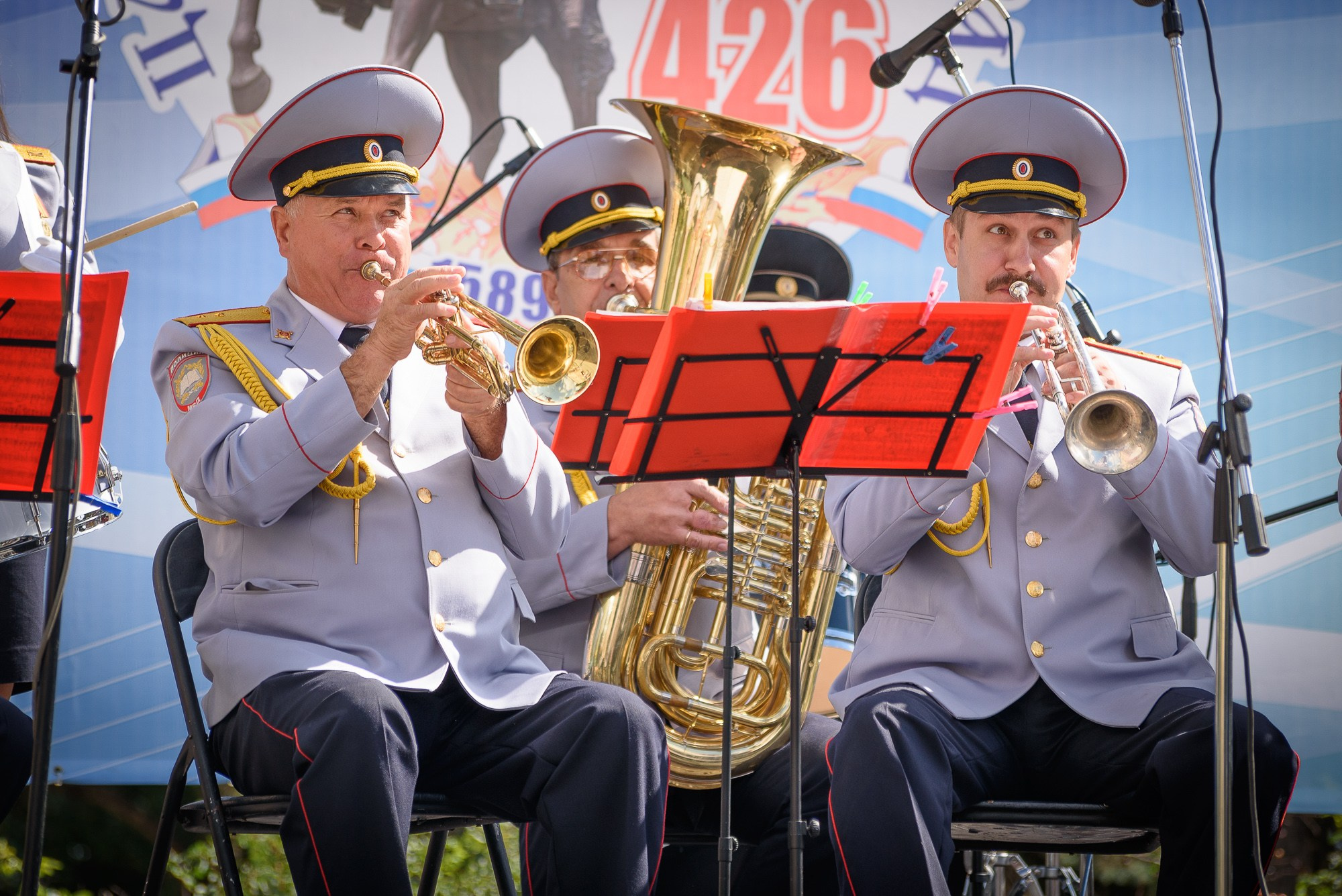 Музыканты духового оркестра играют на концерте