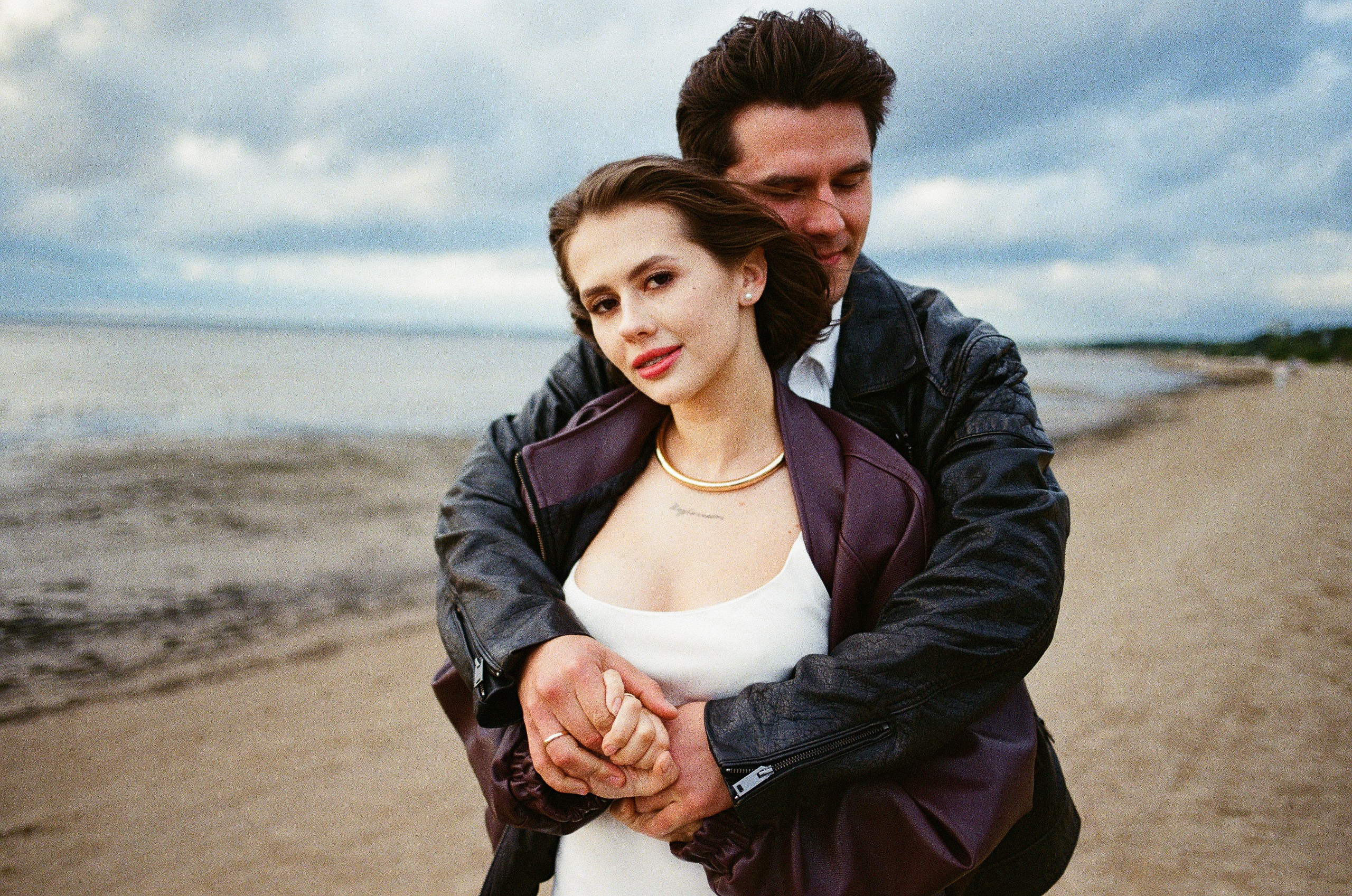 Объятия на фоне неба и моря, кадр на 35-мм плёнку