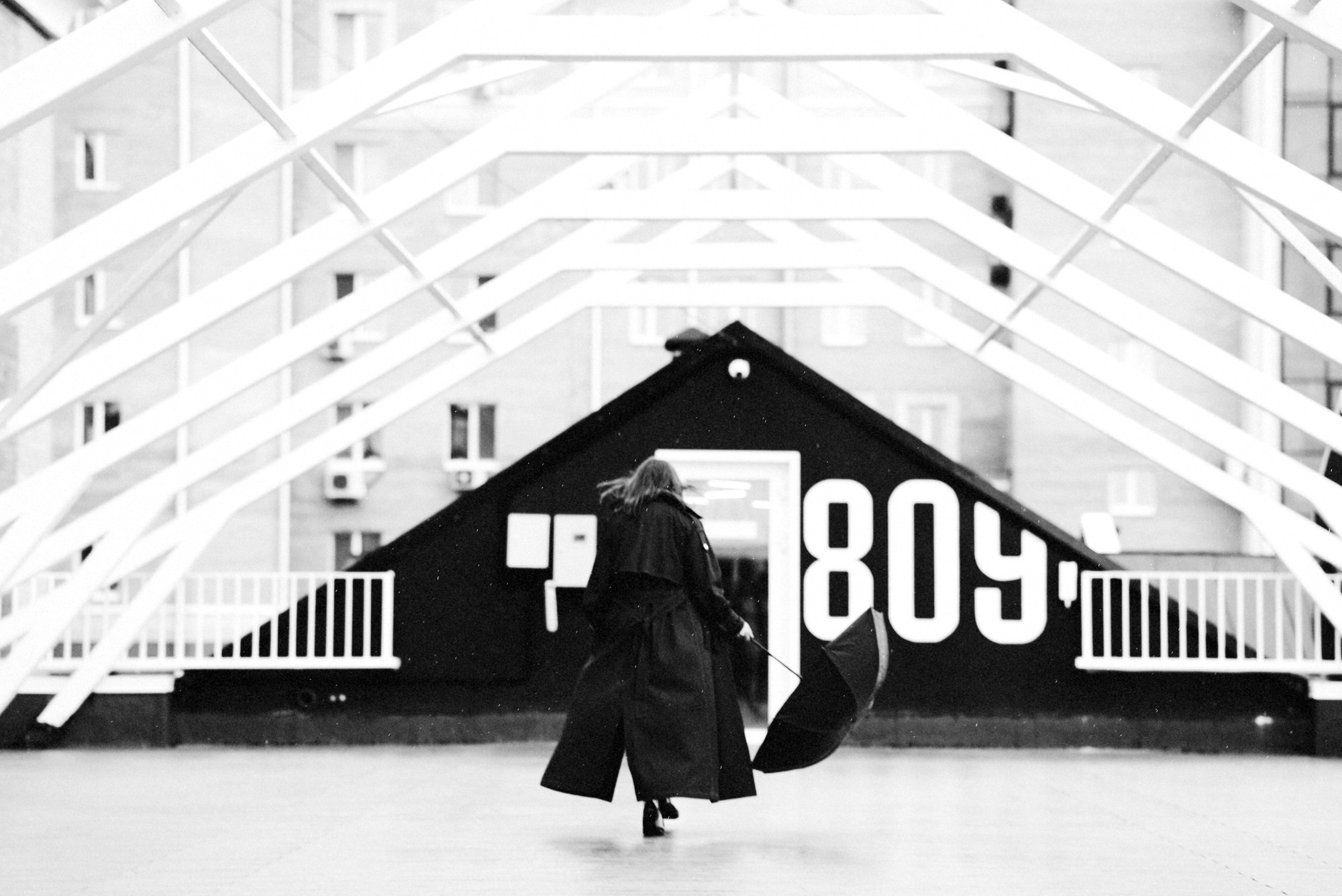 Фотограф Тюмень — Уличная фотосессия на крыше | Дарья Мустафина