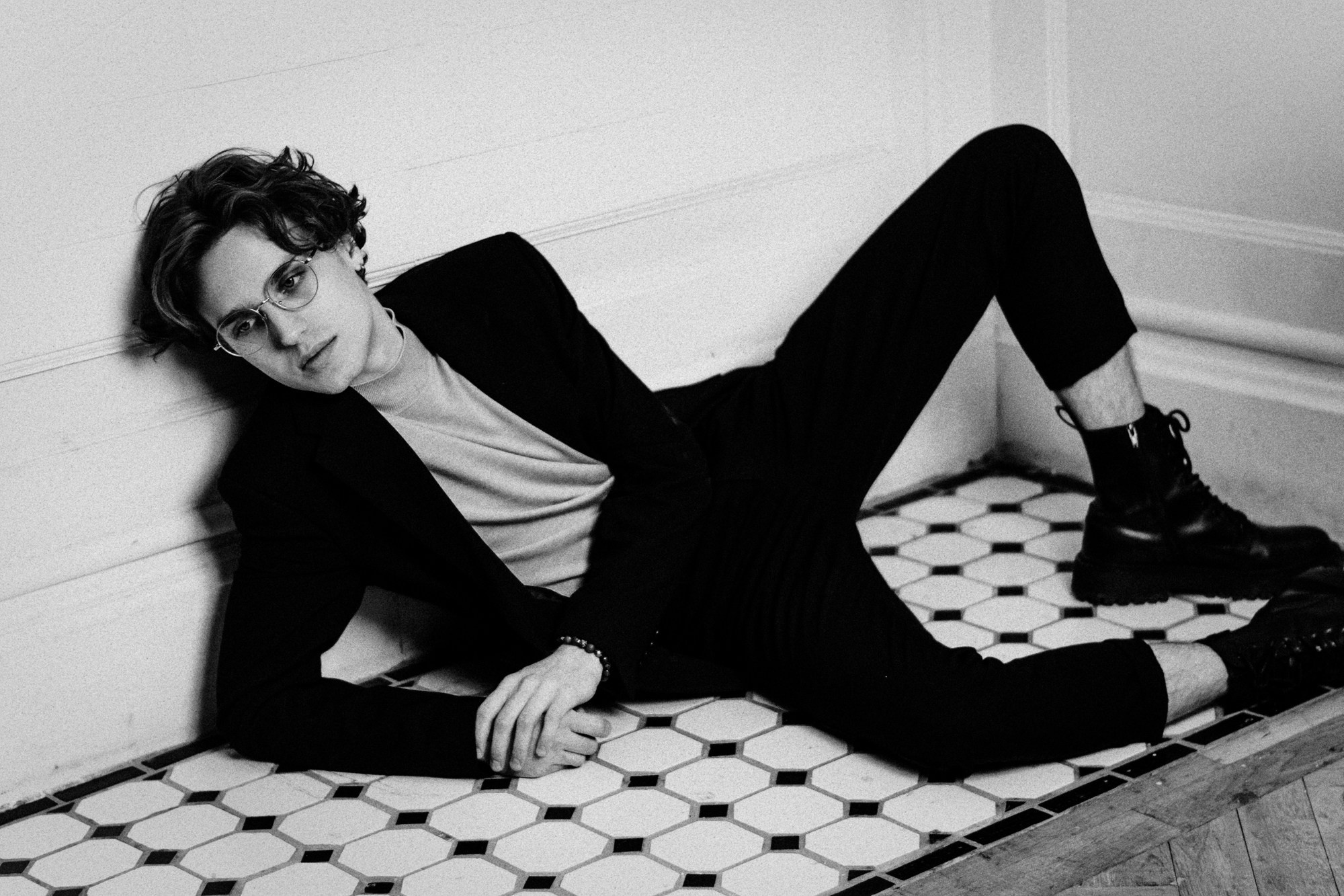 Киношный мужской портрет в студии Файнарт Тюмень — Мужской фотограф Дарья Мустафина. Портретный фотограф Тюмень Дарья Мустафина