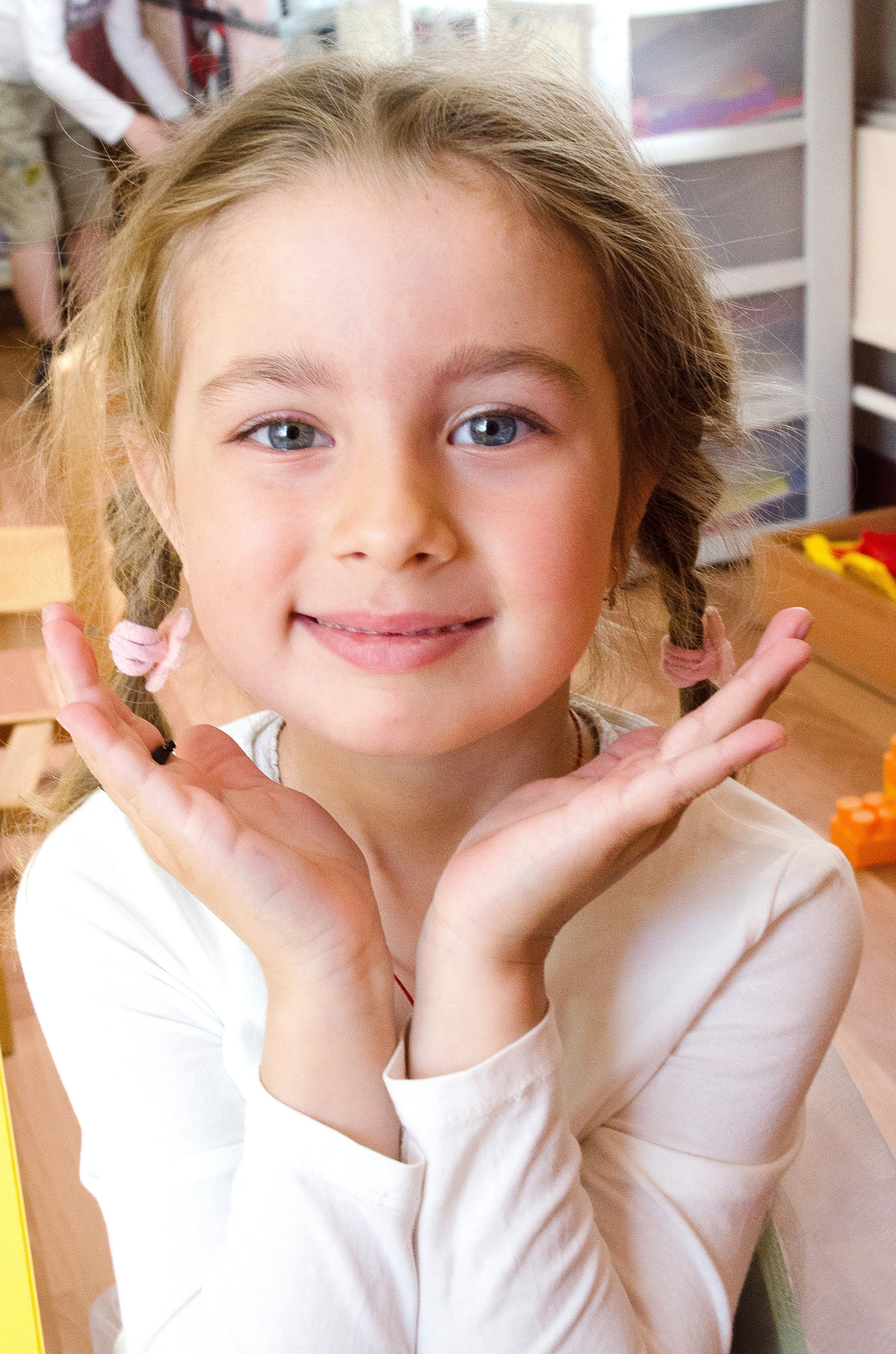 девочка в группе детского сада