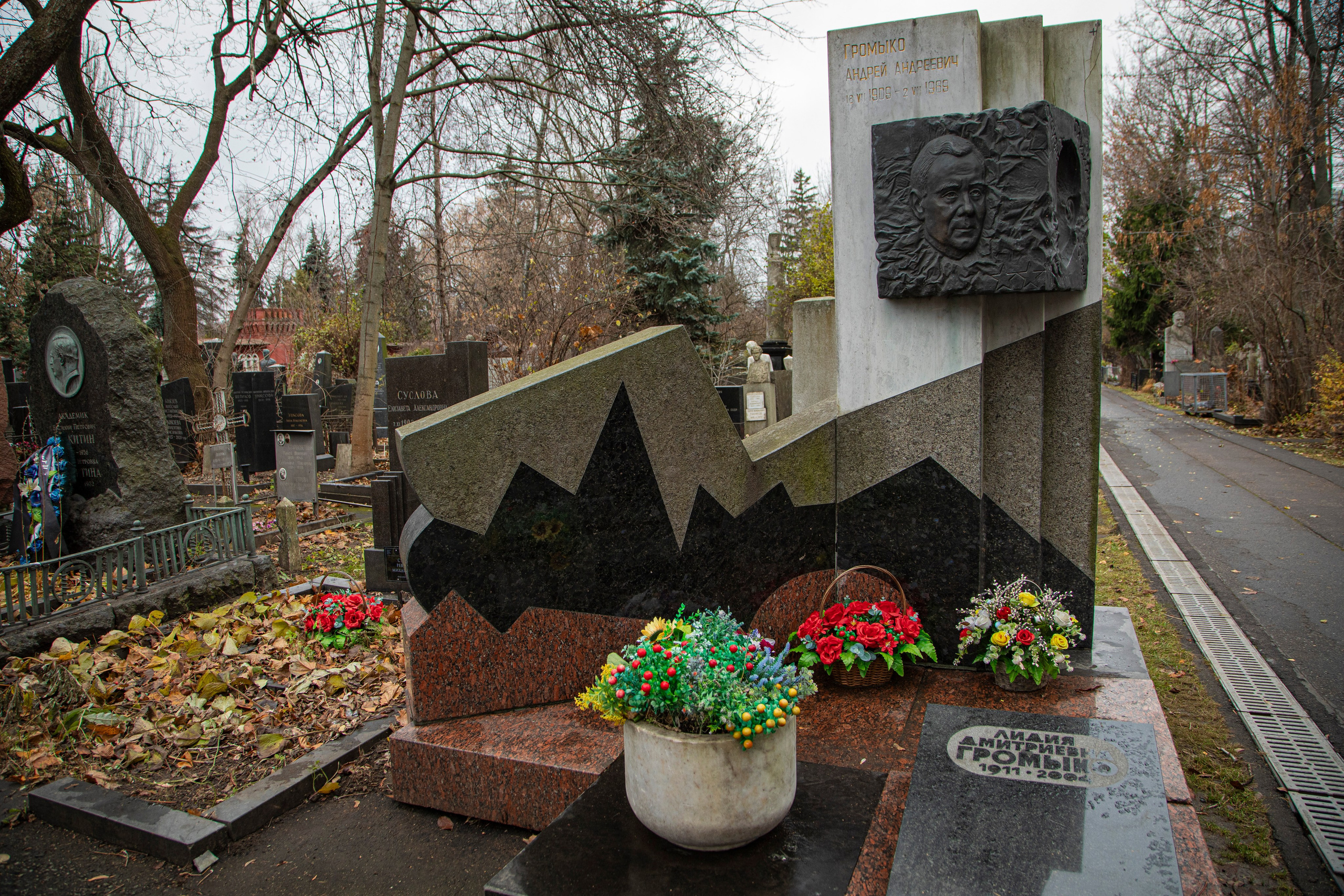 Осенняя прогулка по Новодевичьему кладбищу. Фотограф Сергей Ловкий