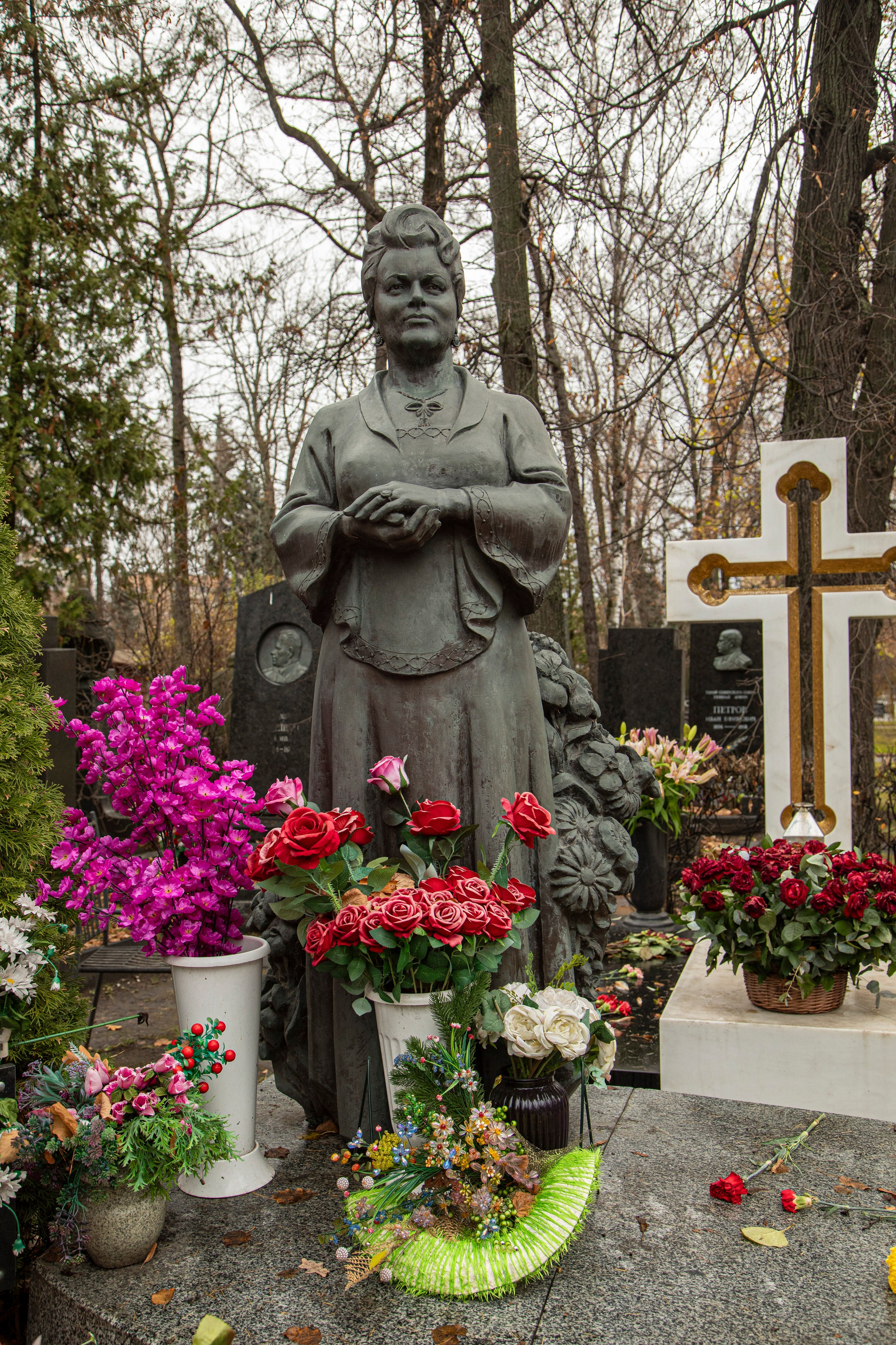 Осенняя прогулка по Новодевичьему кладбищу. Фотограф Сергей Ловкий