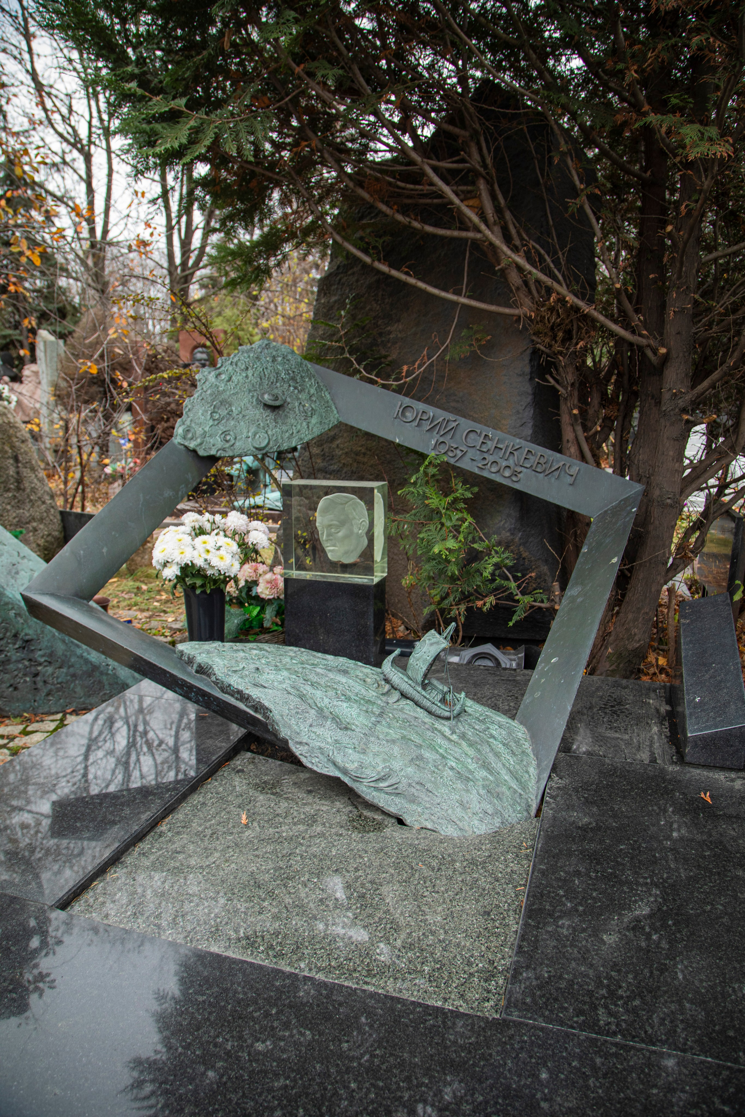 Осенняя прогулка по Новодевичьему кладбищу. Фотограф Сергей Ловкий