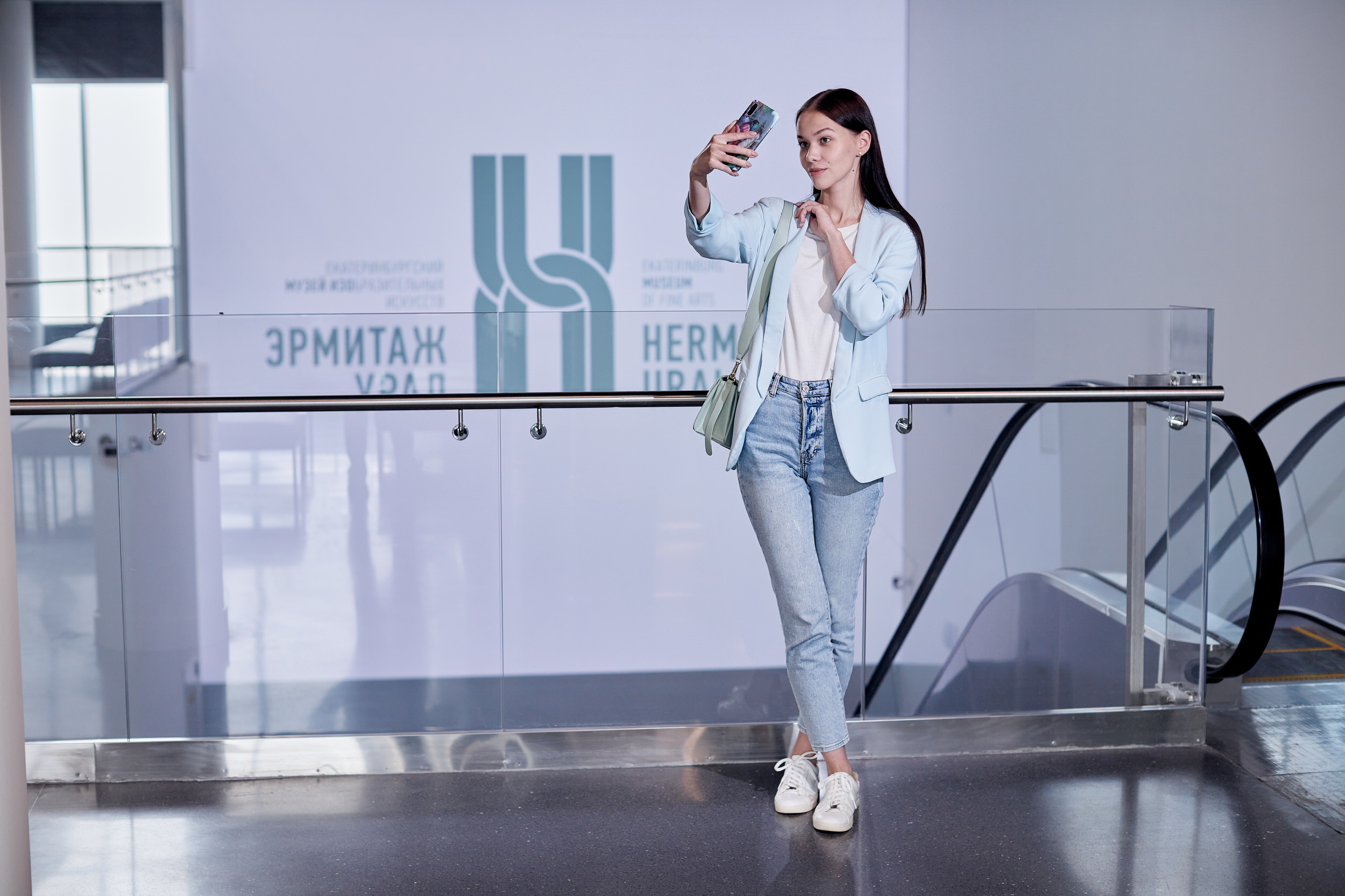 Рекламная съемка для Tele2 в Эрмитаж Урал. Контент для бизнеса в Екатеринбурге Полдень Медиа