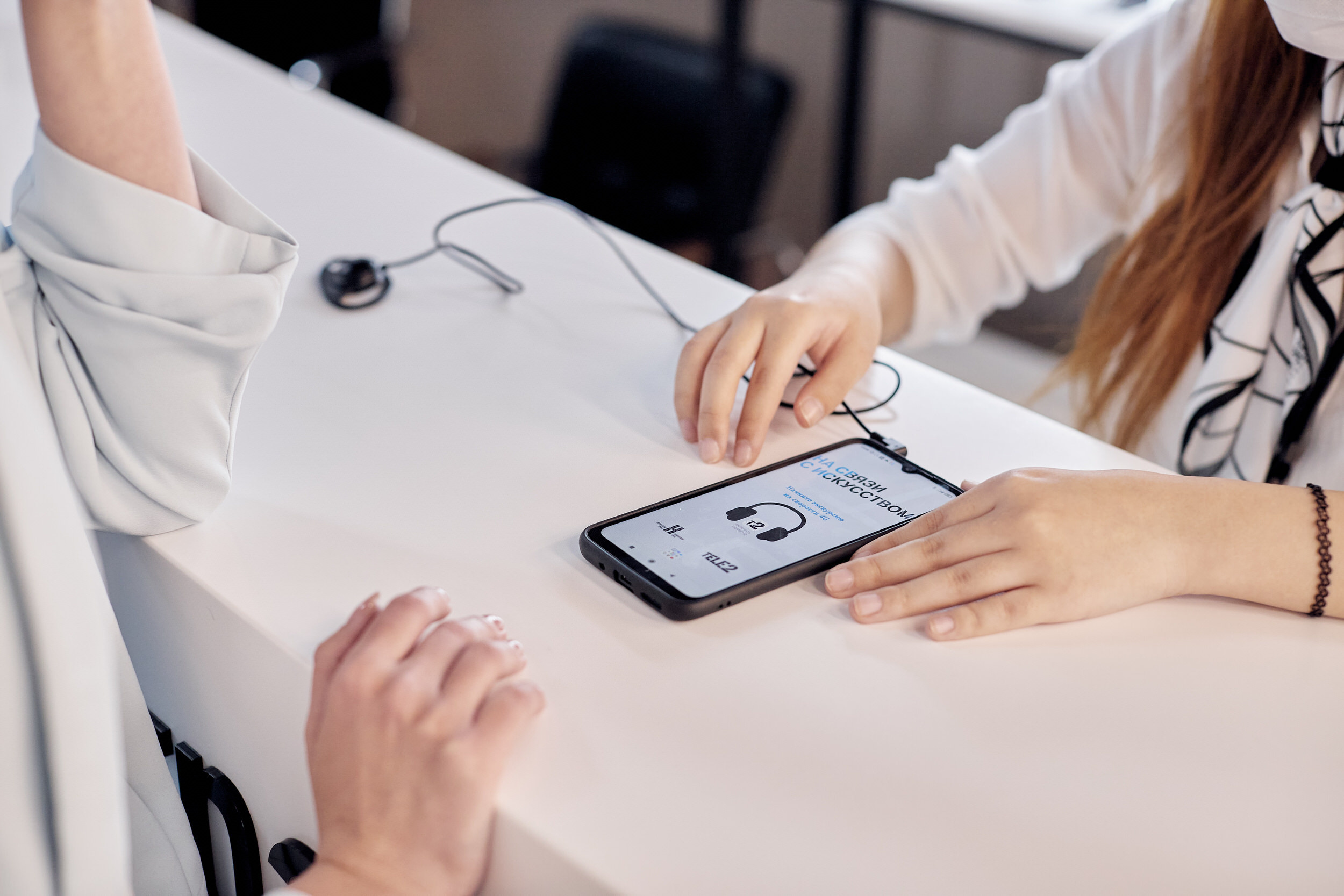 Рекламная съемка для Tele2 в Эрмитаж Урал. Контент для бизнеса в Екатеринбурге Полдень Медиа