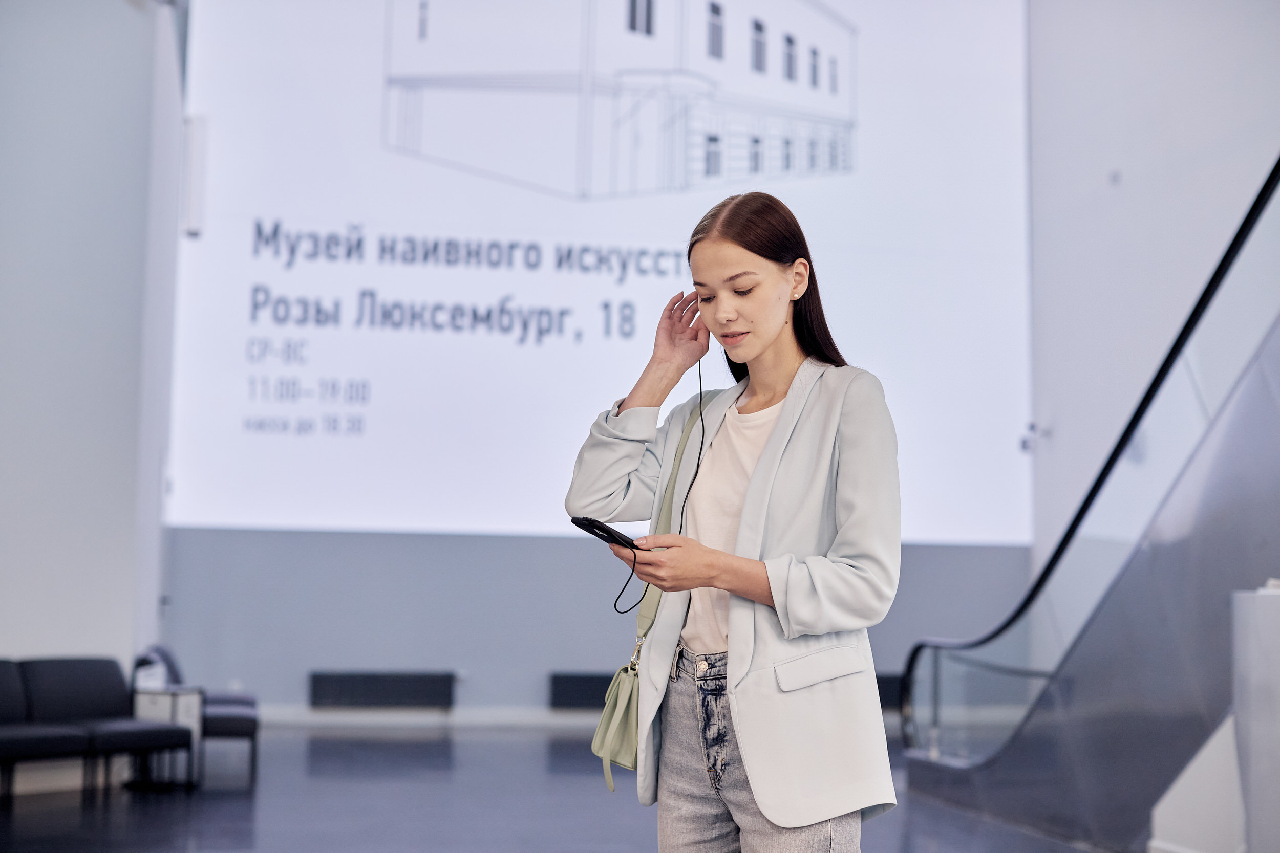 Рекламная съемка для Tele2 в Эрмитаж Урал. Контент для бизнеса в Екатеринбурге Полдень Медиа